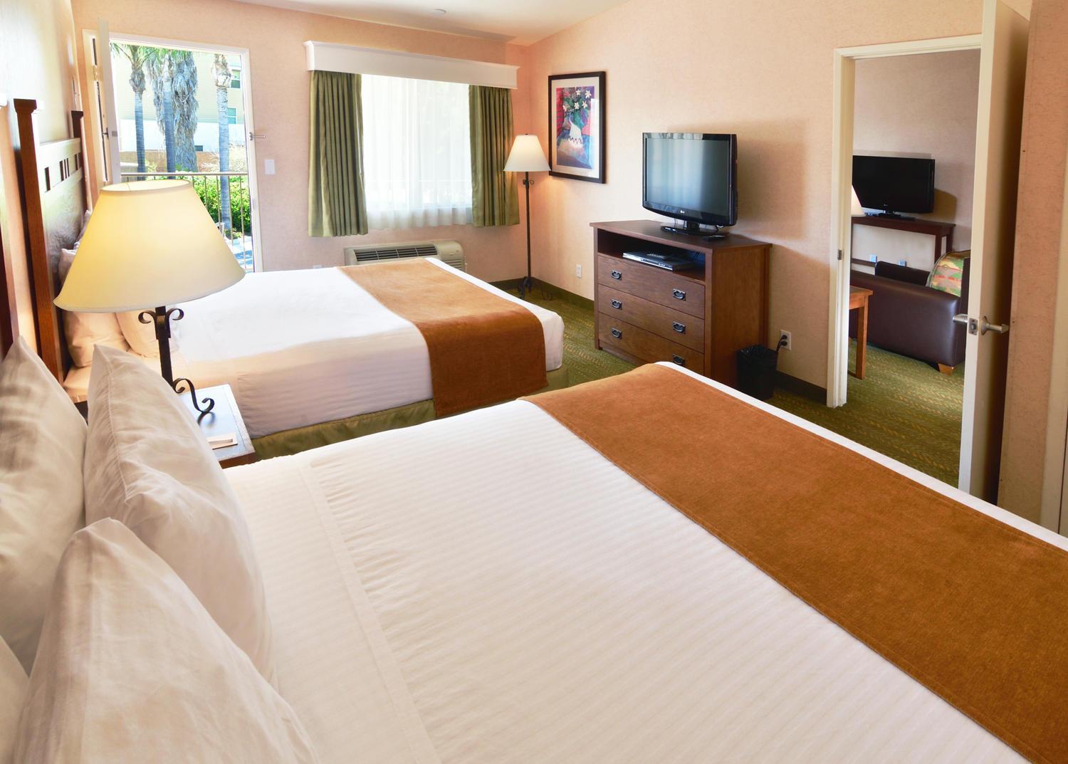 Queen Suite with Queen Beds - Non-Smoking photo 3