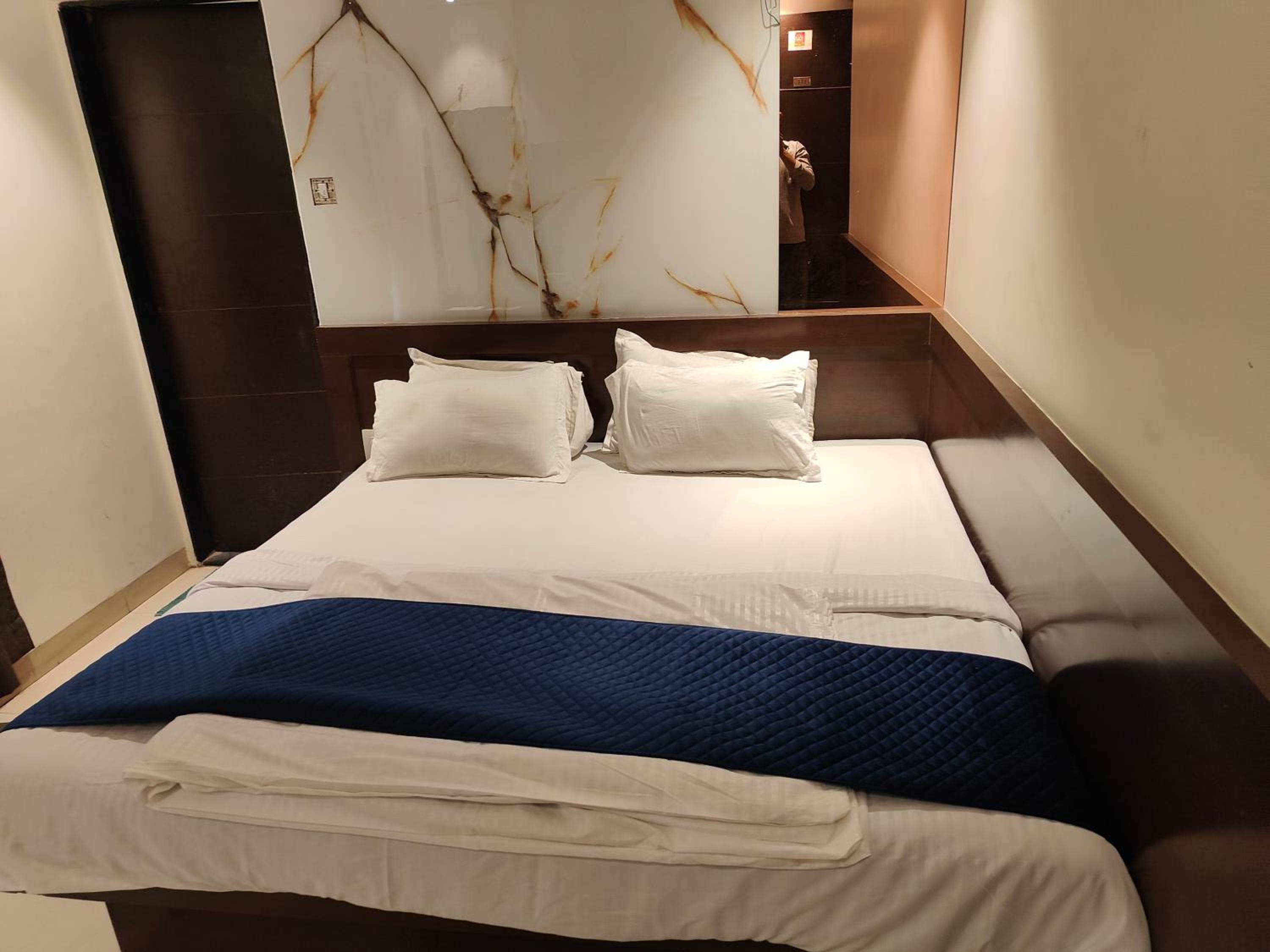 2 Bed A/C Room - Photo 8