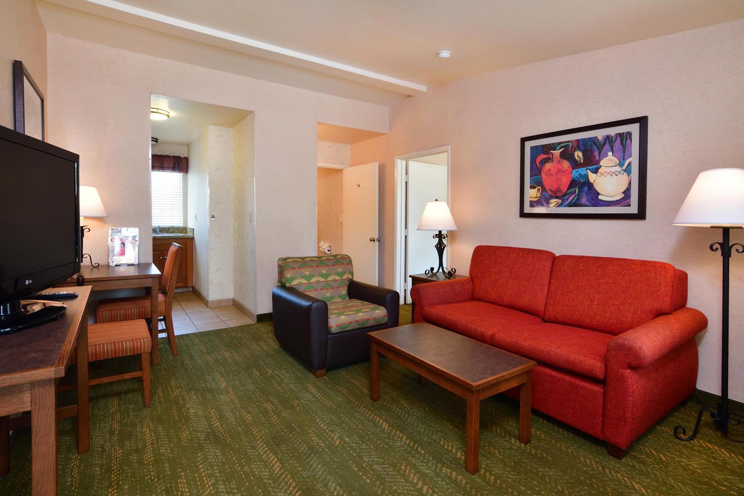 Queen Suite with Queen Beds - Non-Smoking photo 1