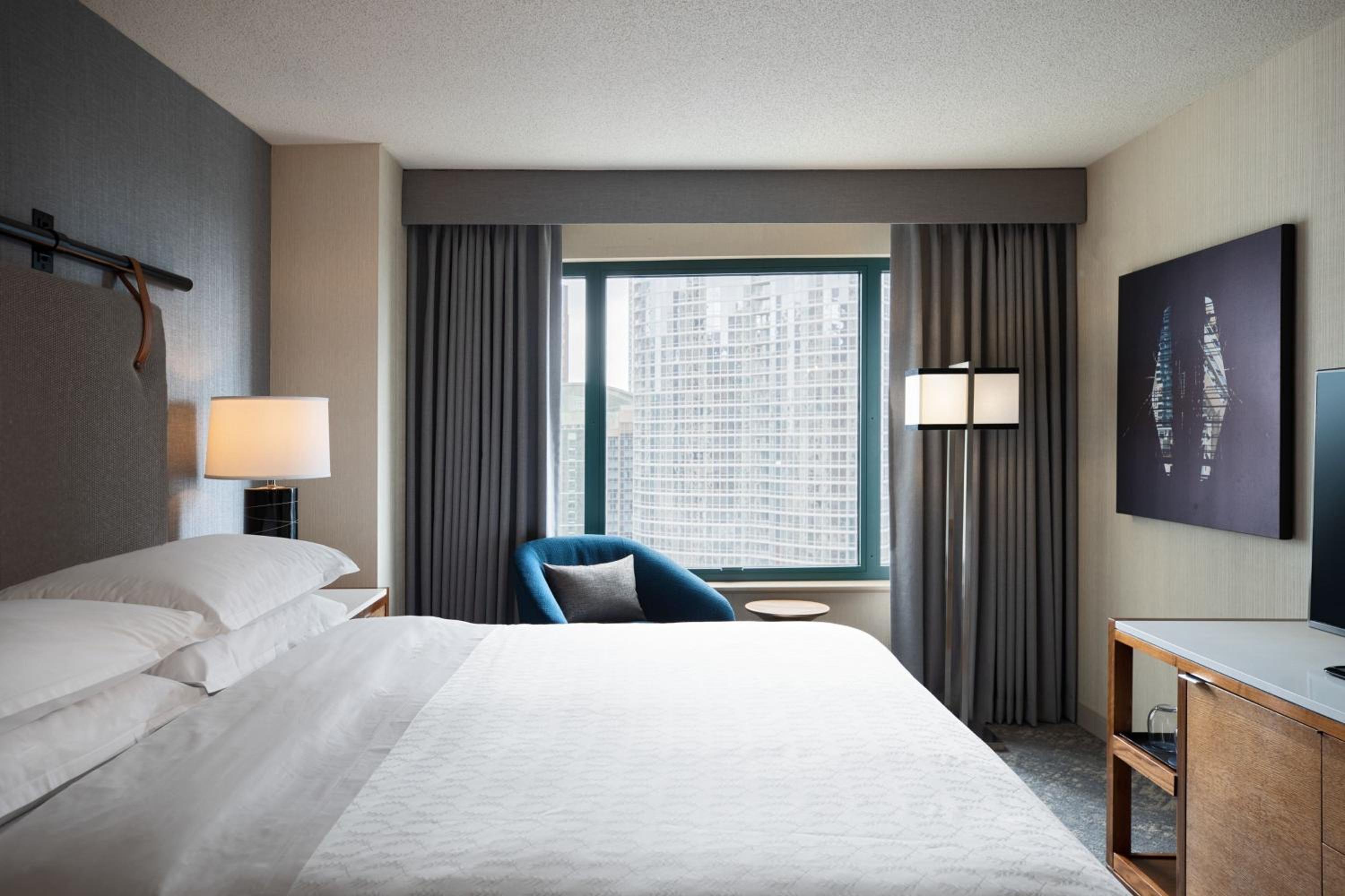 Junior King Suite with Sofa Bed and City View - Photo 5