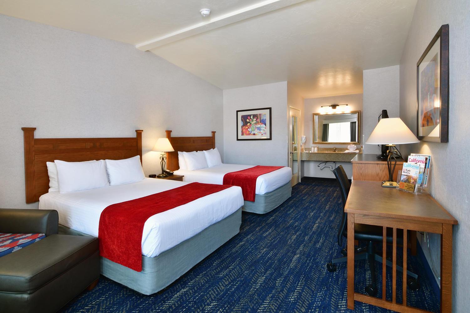 Queen Room with Two Queen Beds photo 3