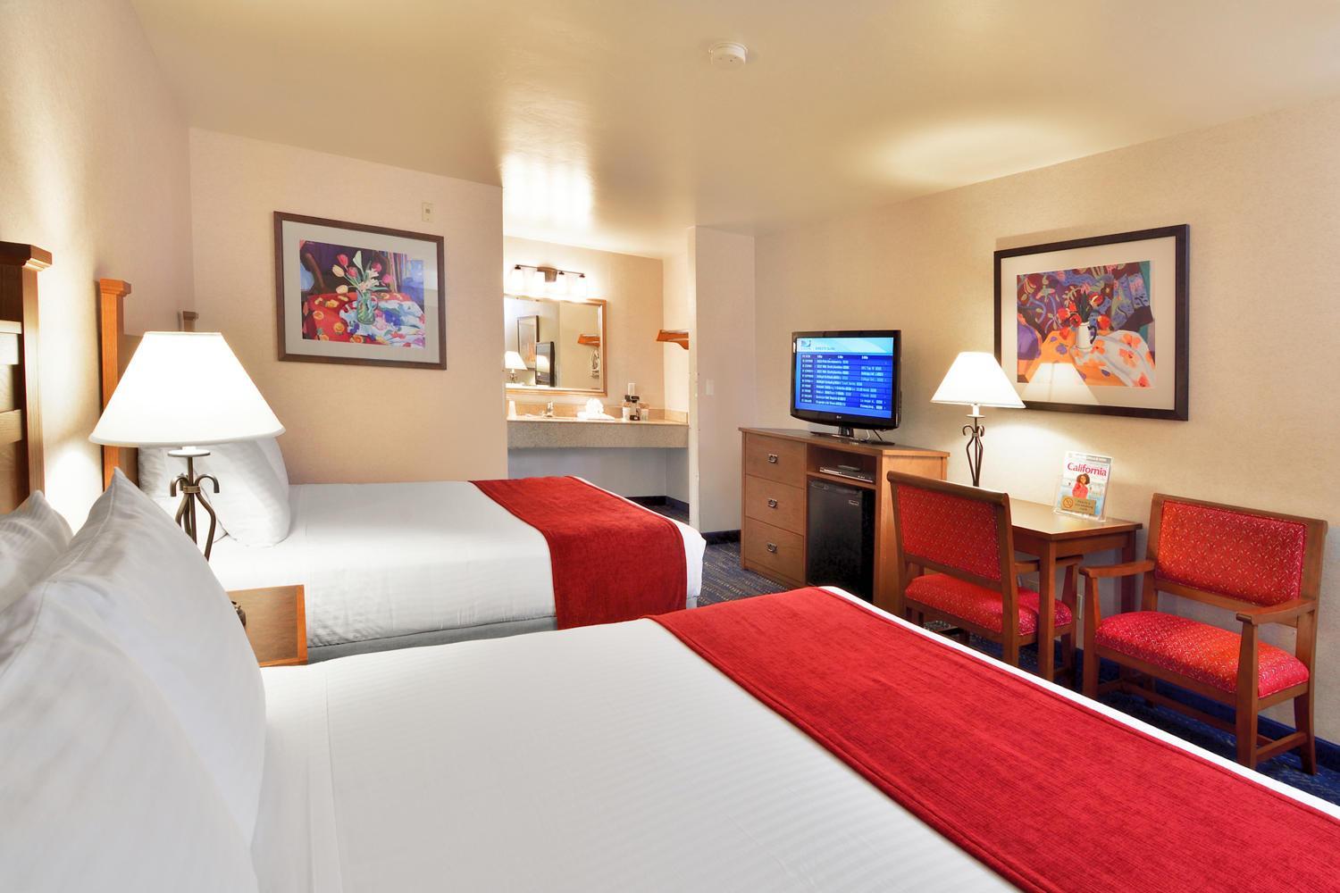 Queen Room with Two Queen Beds photo 1
