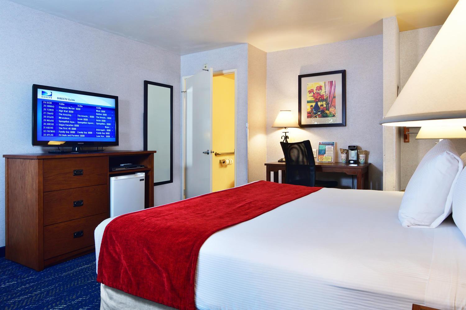 King Room with Roll-In Shower - Disability Access photo 2