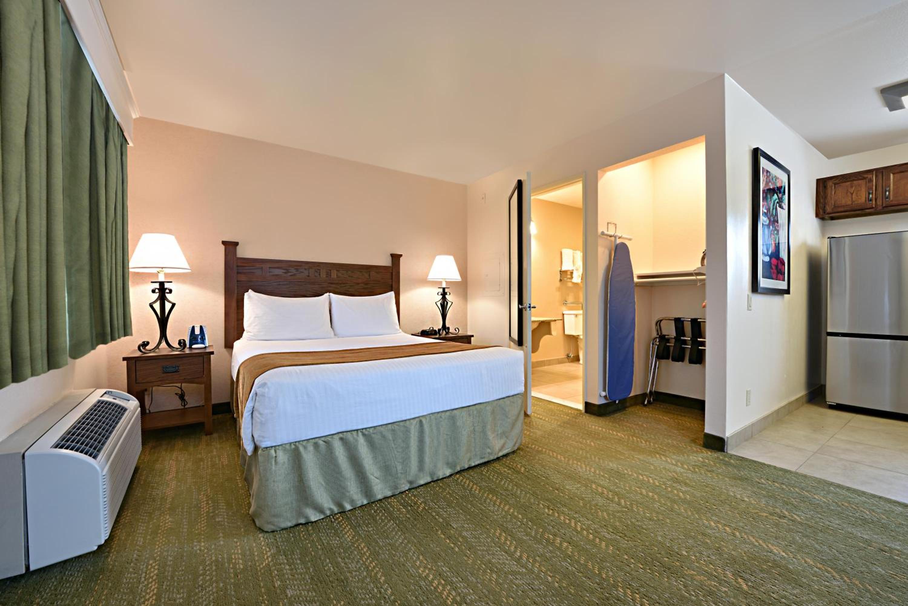 Queen Room with Roll-In Shower - Disability Access photo 1