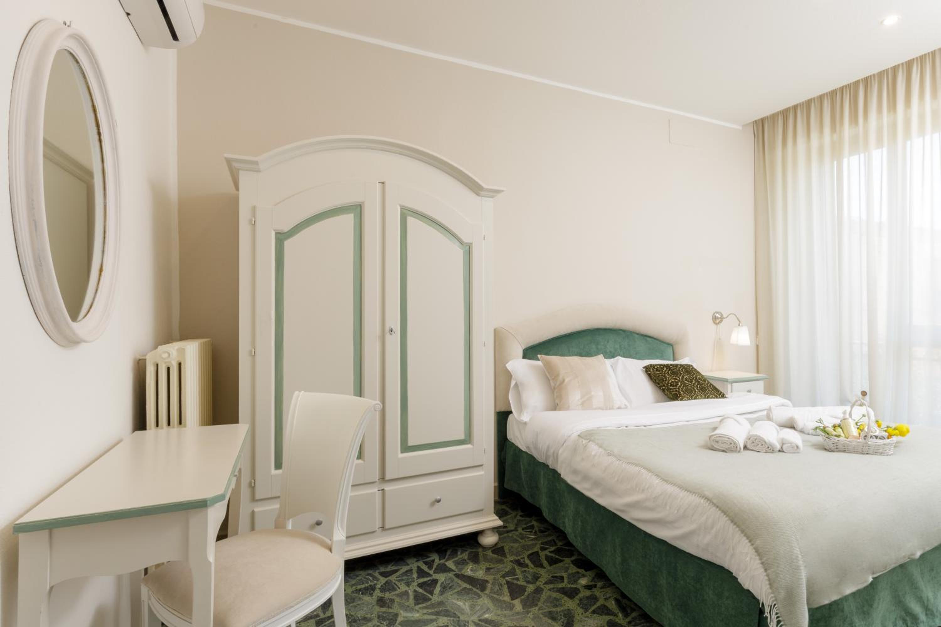 Queen Room with Balcony photo 3