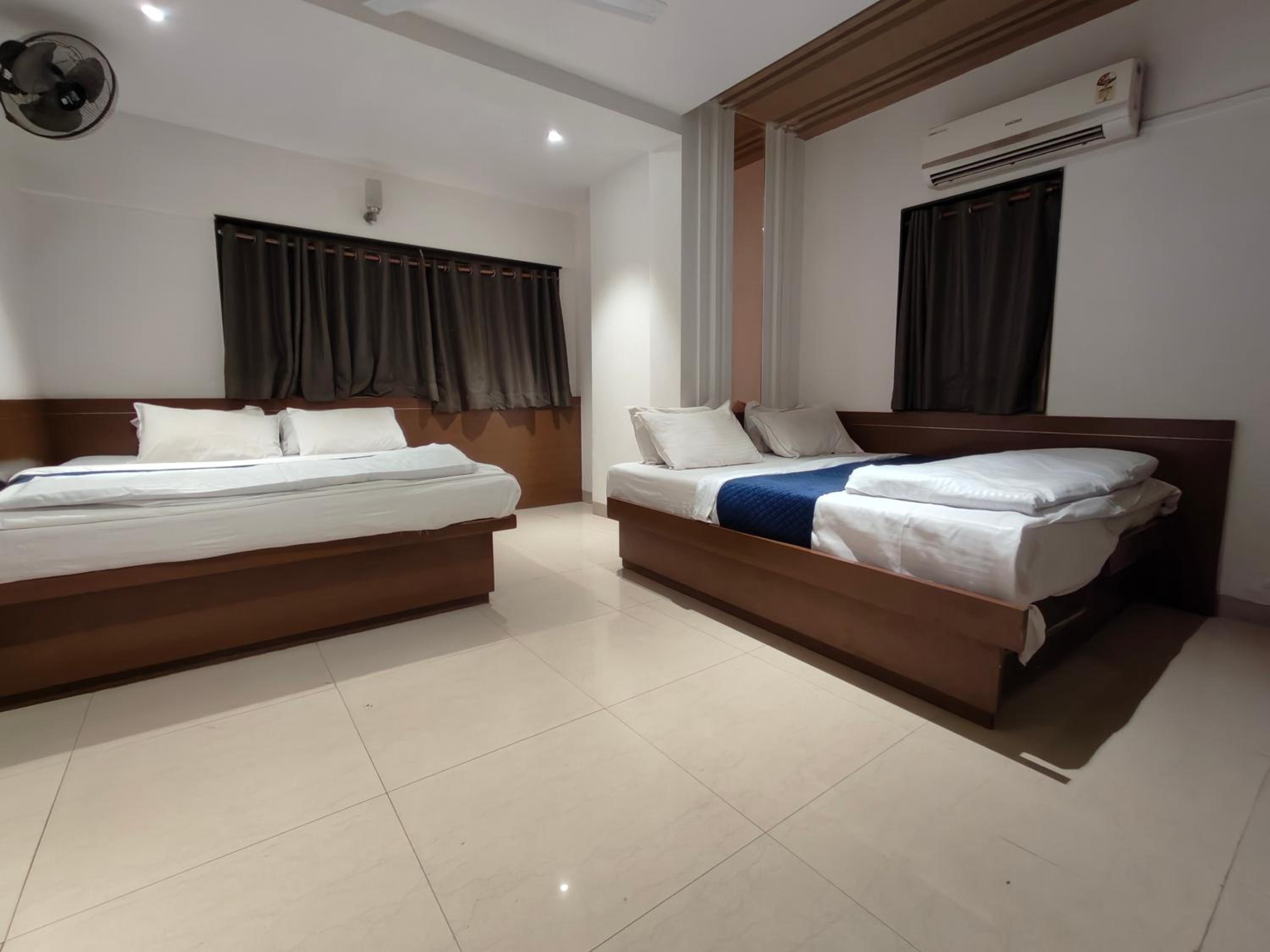 Deluxe 4 Bed Non AC Room photo 2