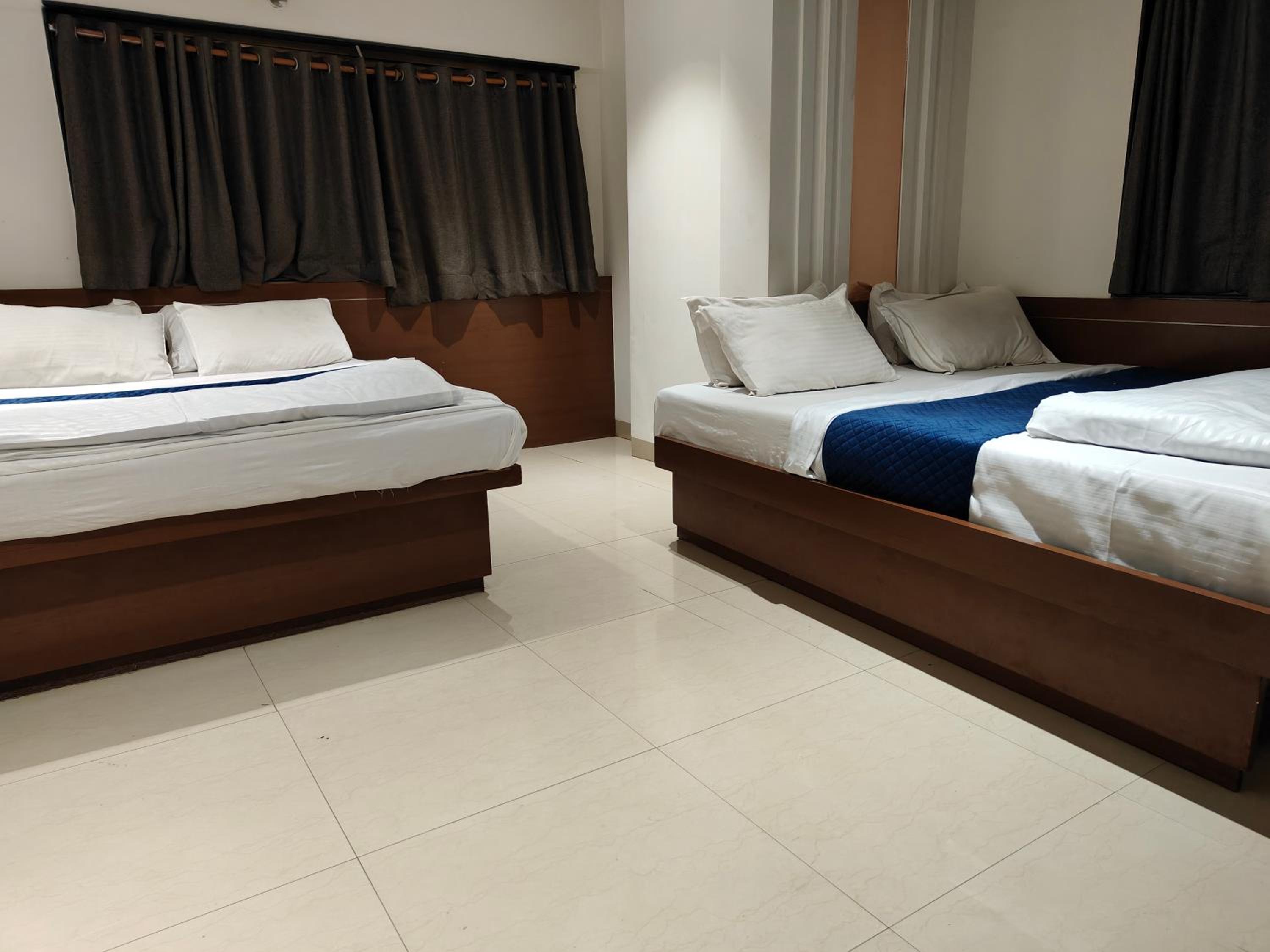 Deluxe 4 Bed Non AC Room photo 3