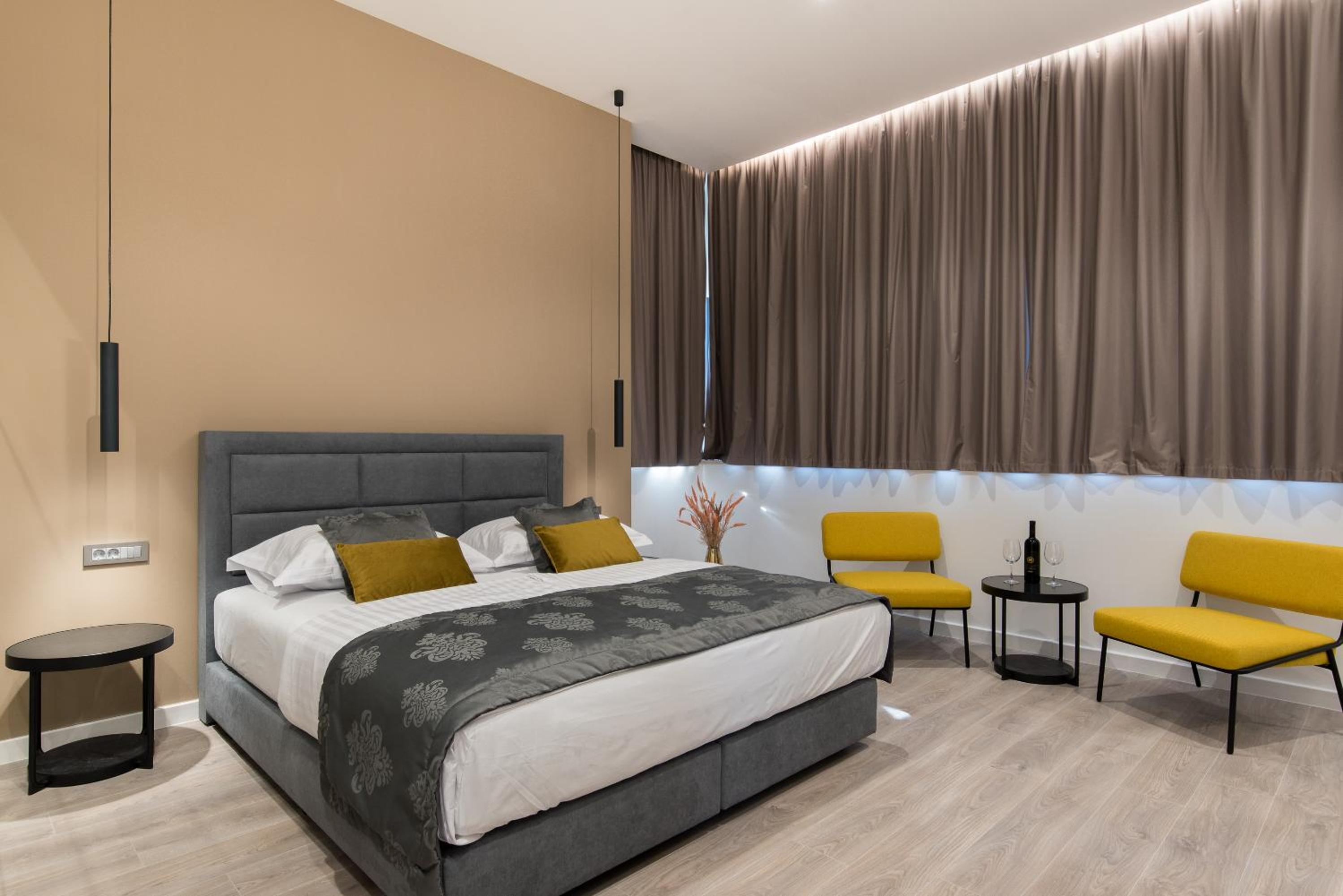 Superior King Room with Old City View photo 3