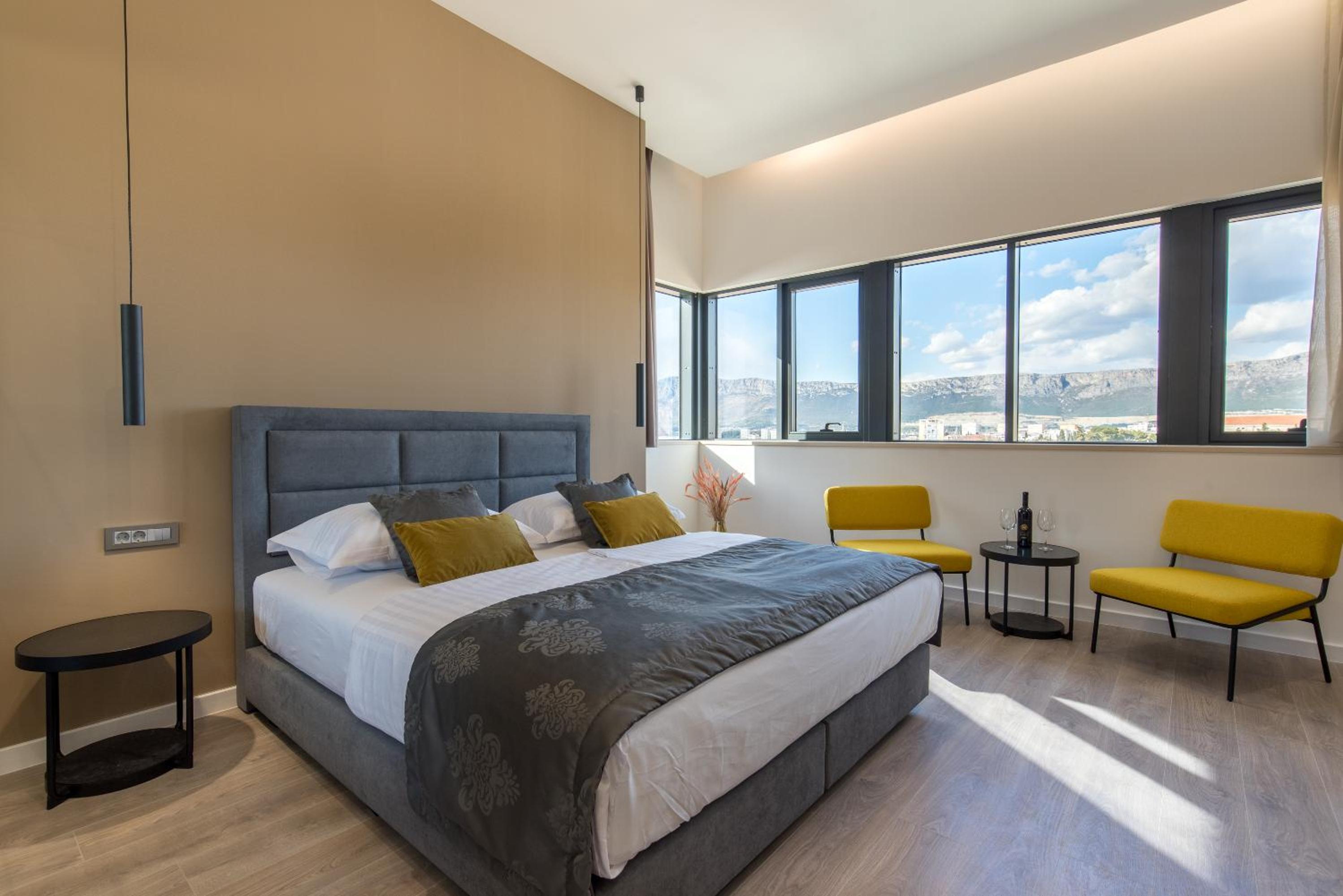 Superior King Room with Old City View photo 1