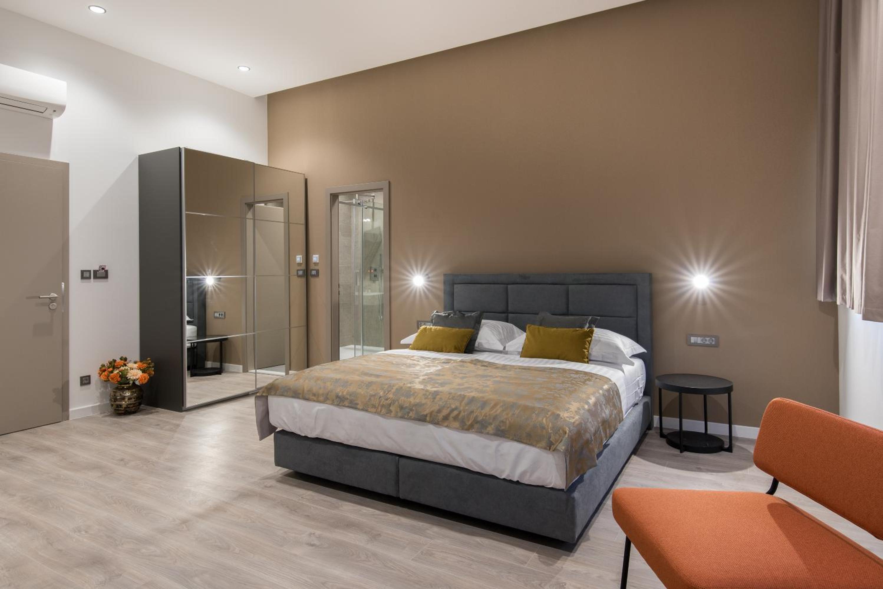 Deluxe Double Room with City View photo 2