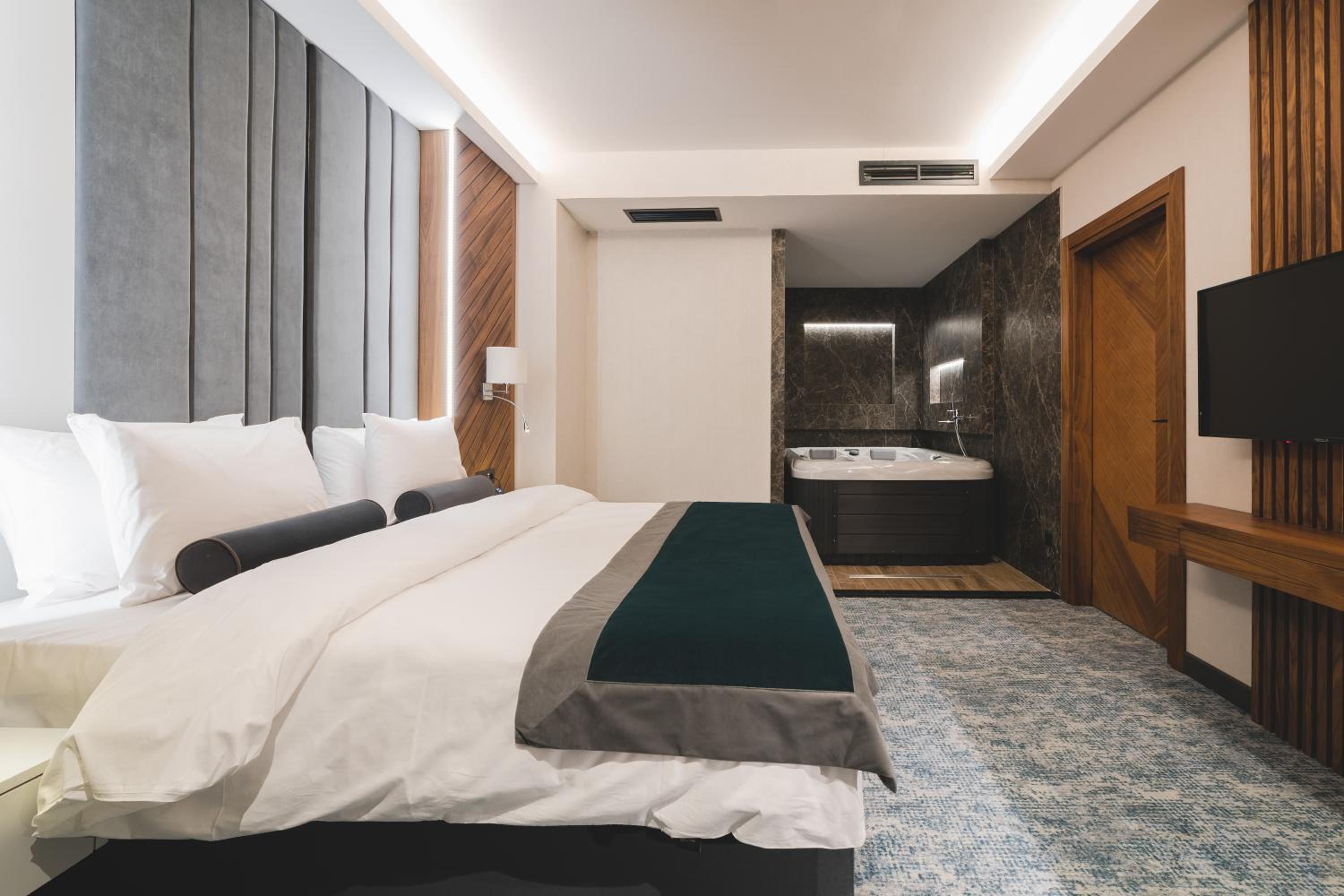 Deluxe Suite with Spa Bath - Photo 3
