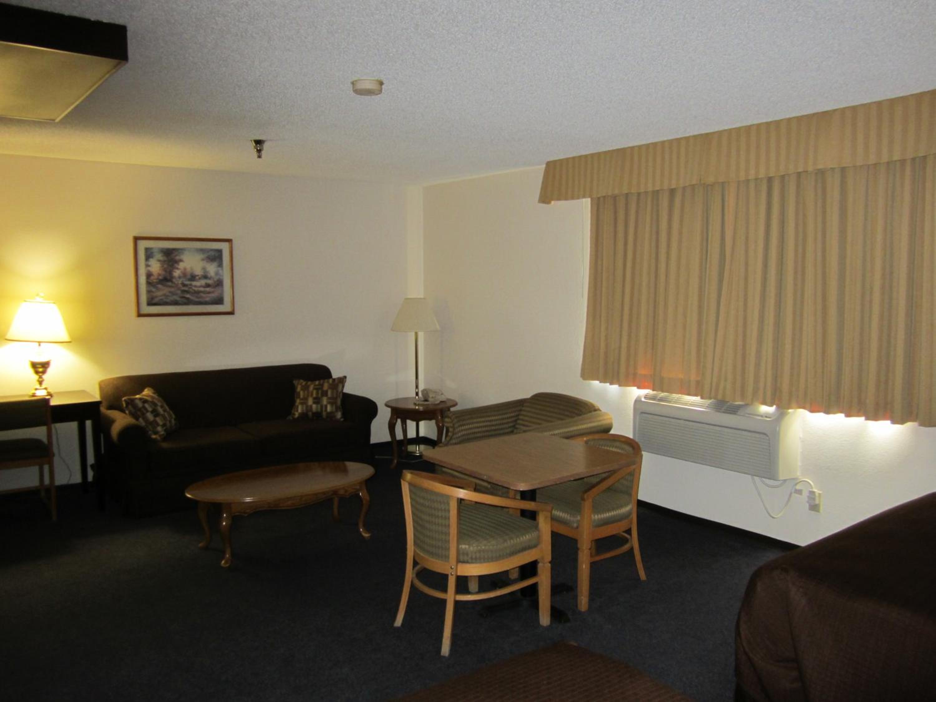 Deluxe Queen Suite - Non-Smoking photo 1