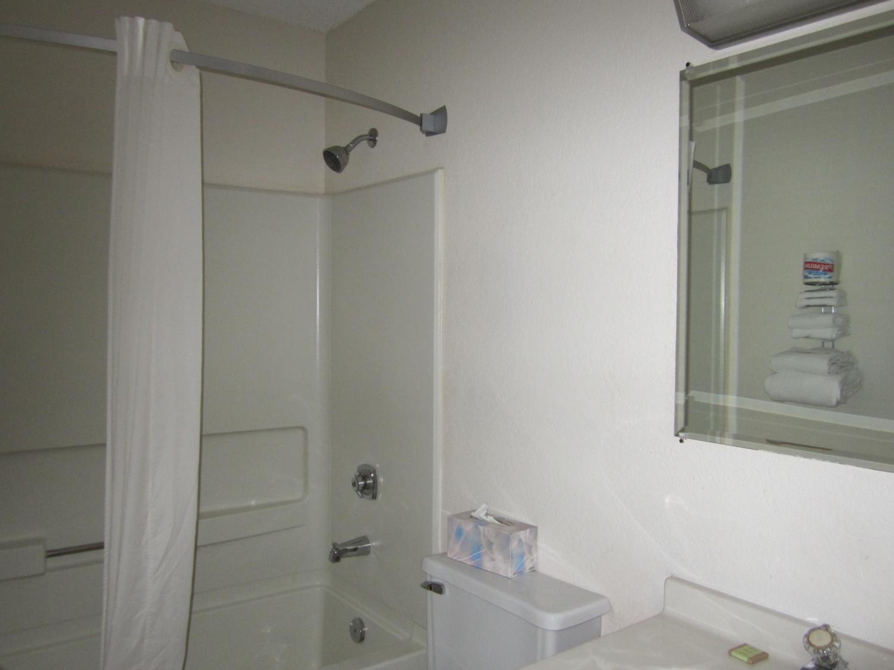 Queen Room - Non-Smoking photo 3
