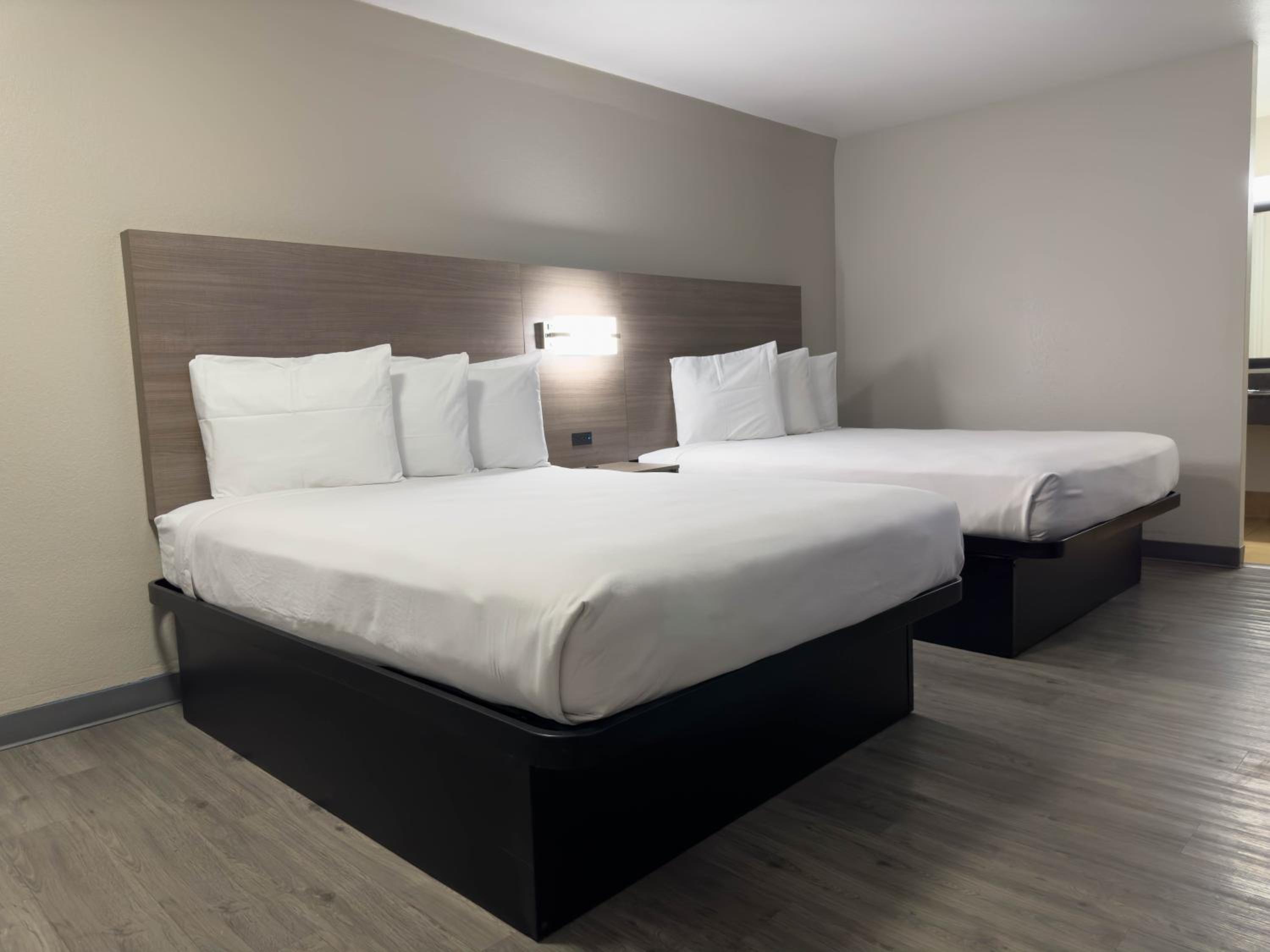 Queen Room with Two Queen Beds - Non-Smoking - Photo 1