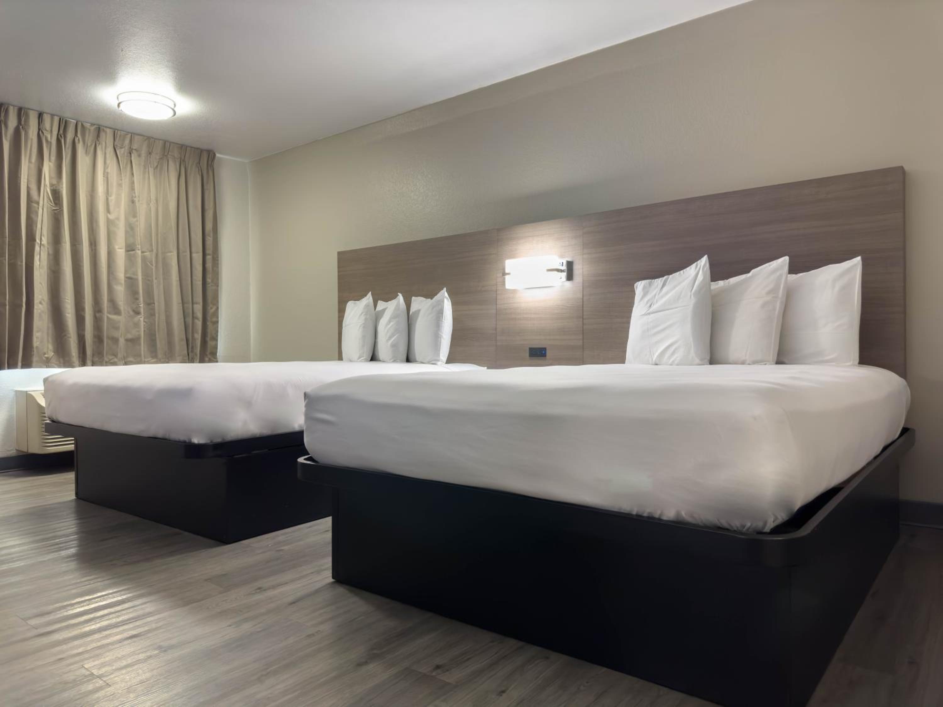 Queen Room with Two Queen Beds - Non-Smoking - Photo 4
