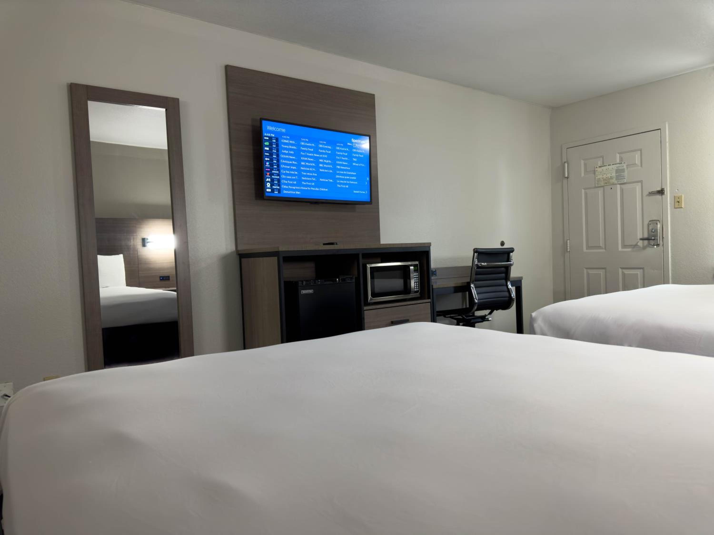 Queen Room with Two Queen Beds - Non-Smoking - Photo 5