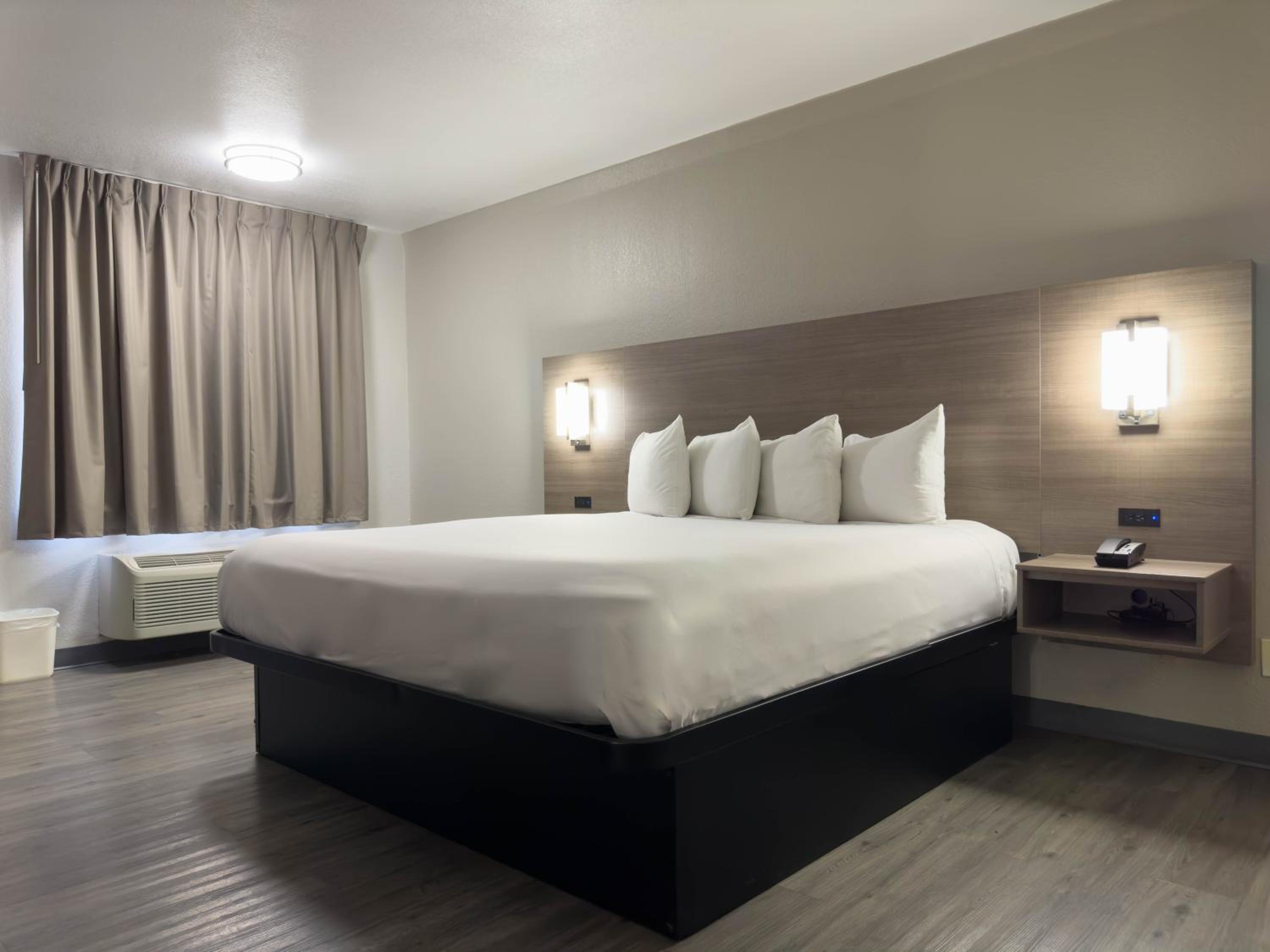 King Room - Non-Smoking - Photo 4