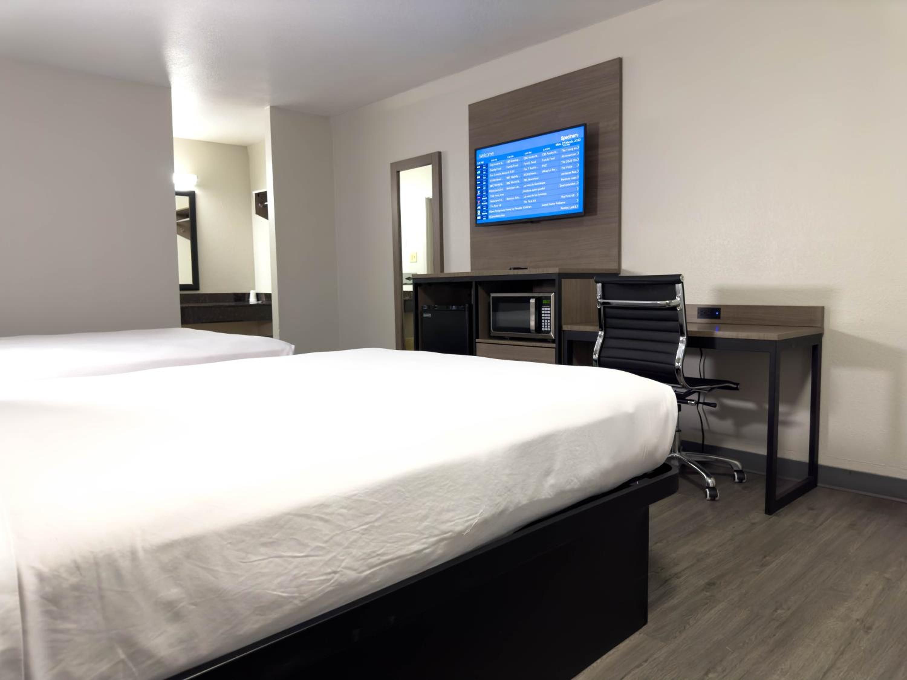 Queen Room with Two Queen Beds - Non-Smoking - Photo 2