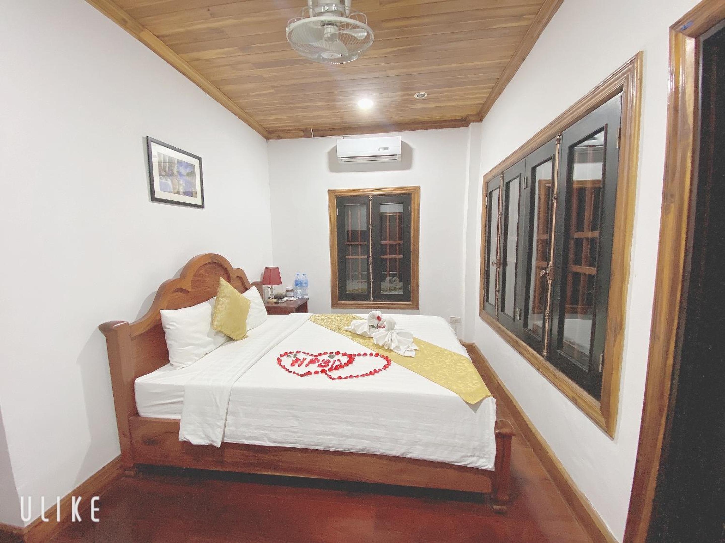 Deluxe Double Room with Balcony - Photo 10