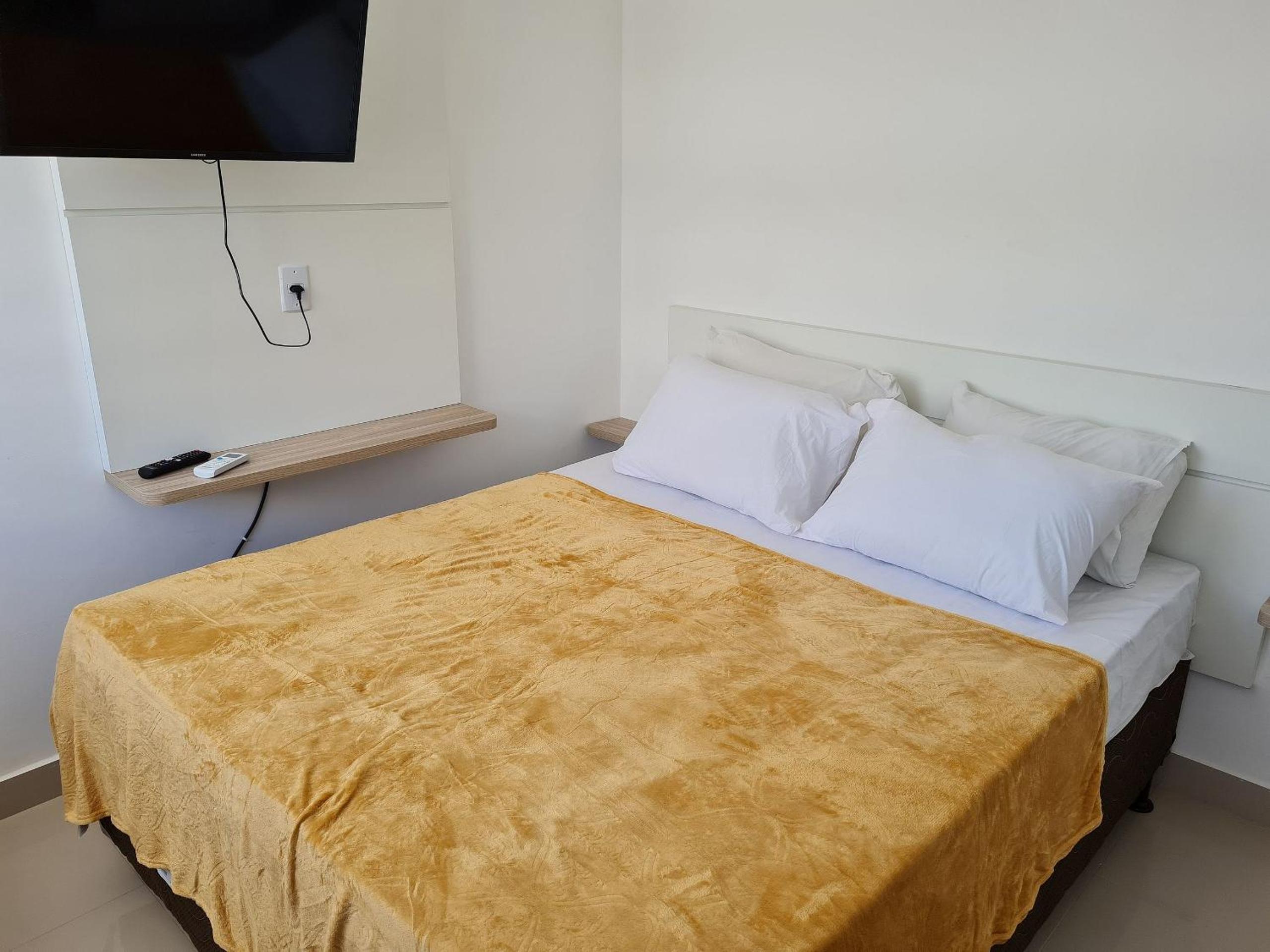Deluxe Queen Room - Photo 10