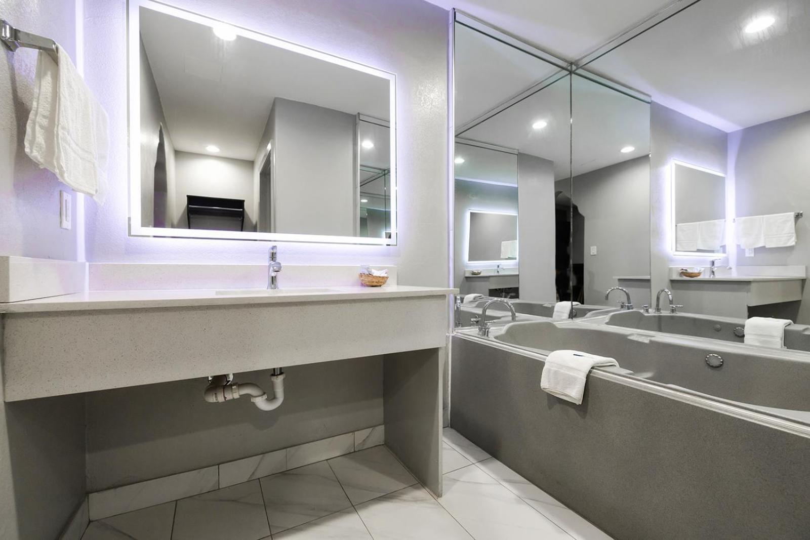King Room with Spa Bath - Photo 12