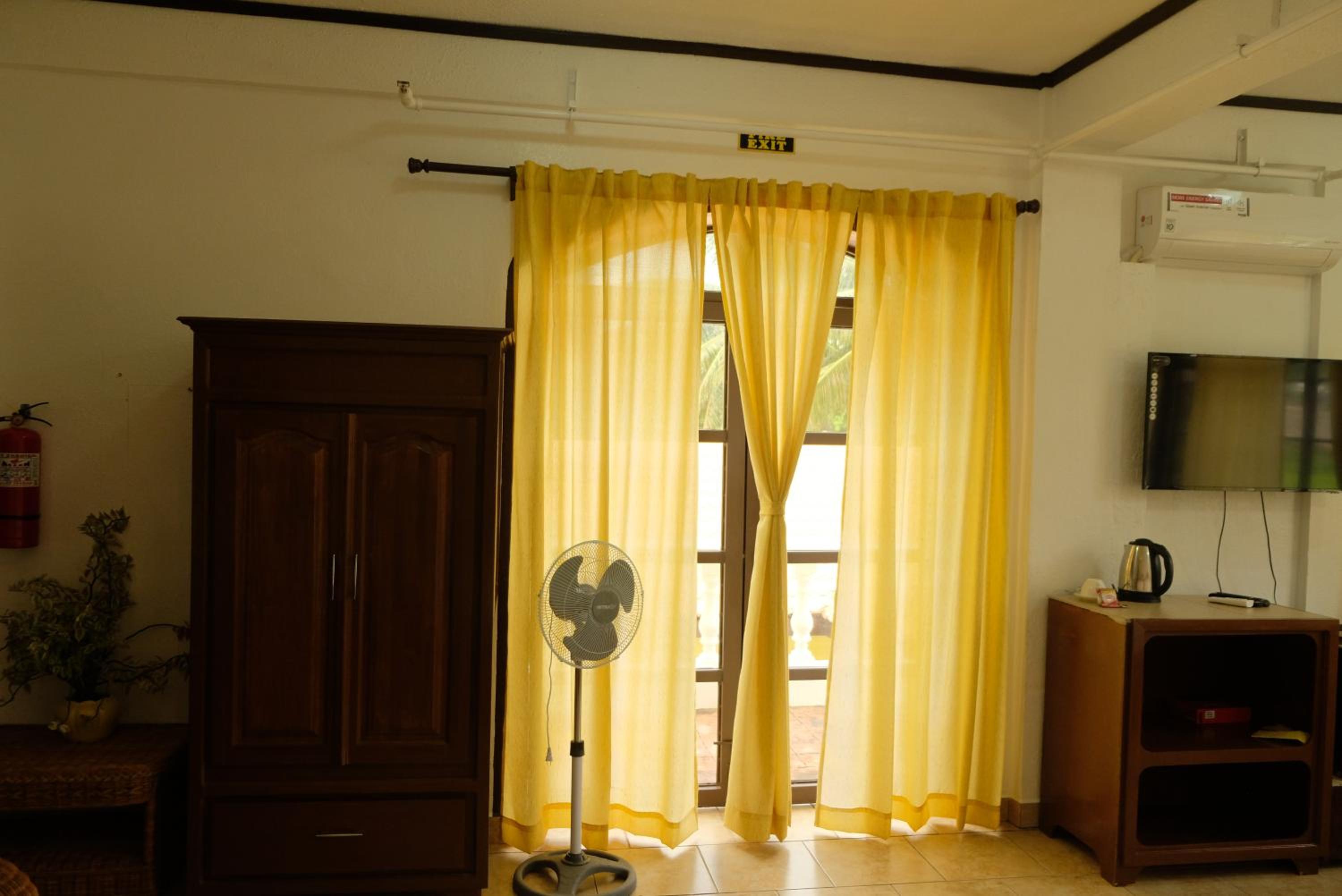 Deluxe Queen Room with Two Queen Beds photo 2
