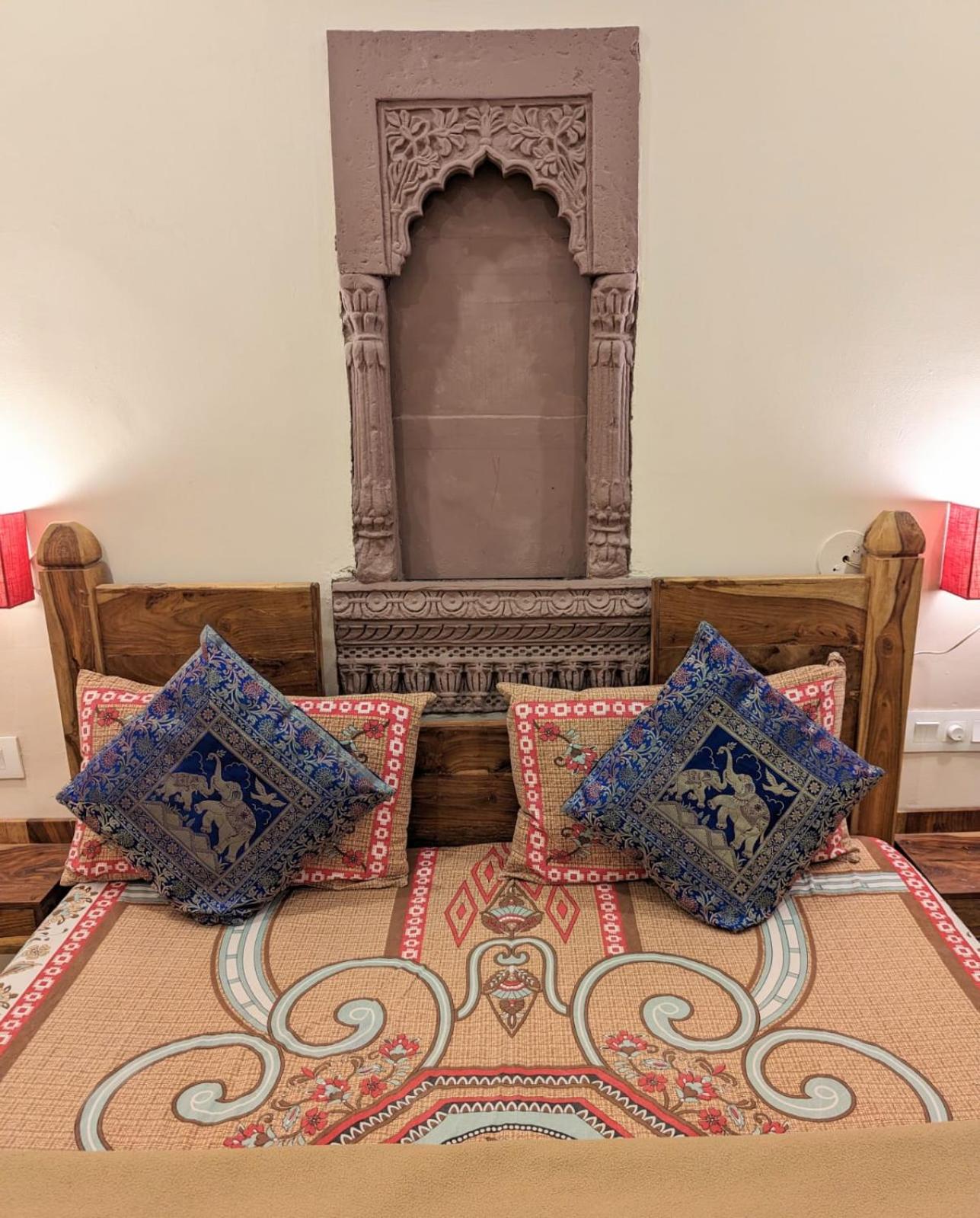 Deluxe King Room - Photo 8