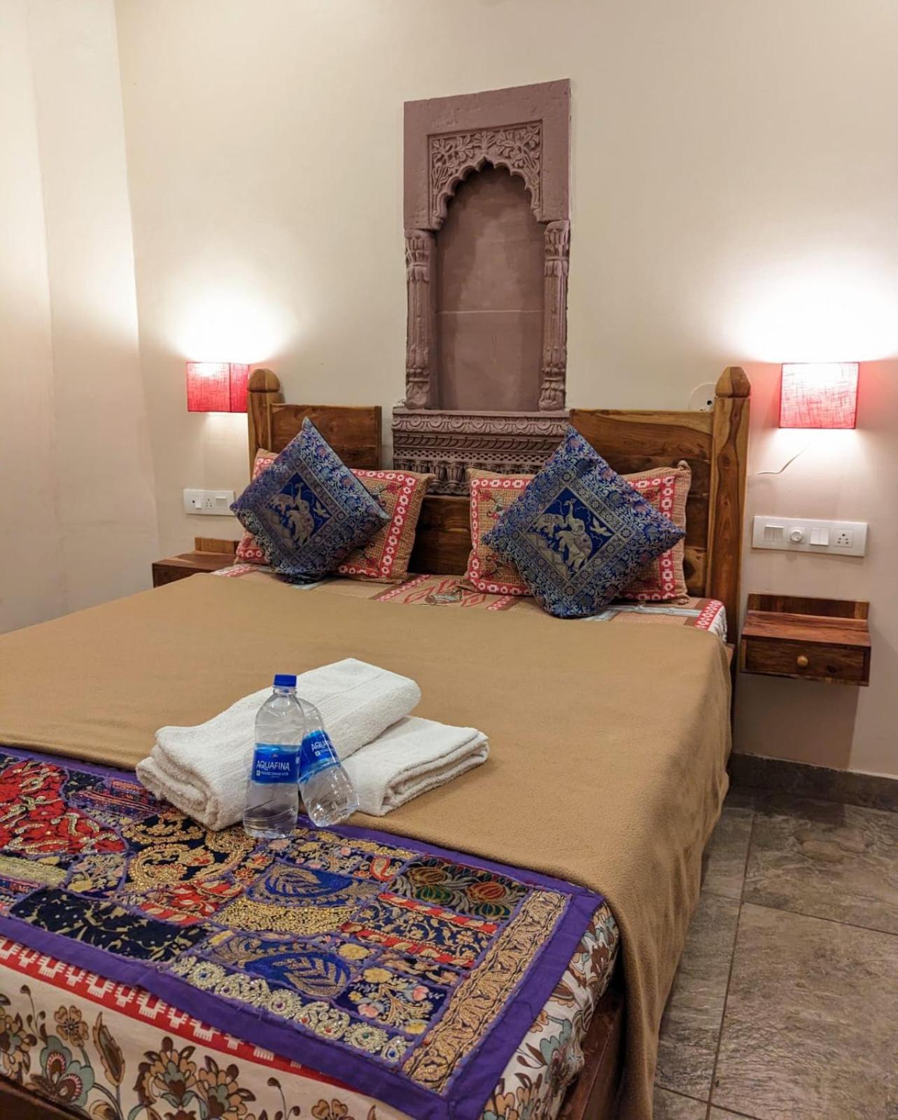 Deluxe King Room - Photo 9