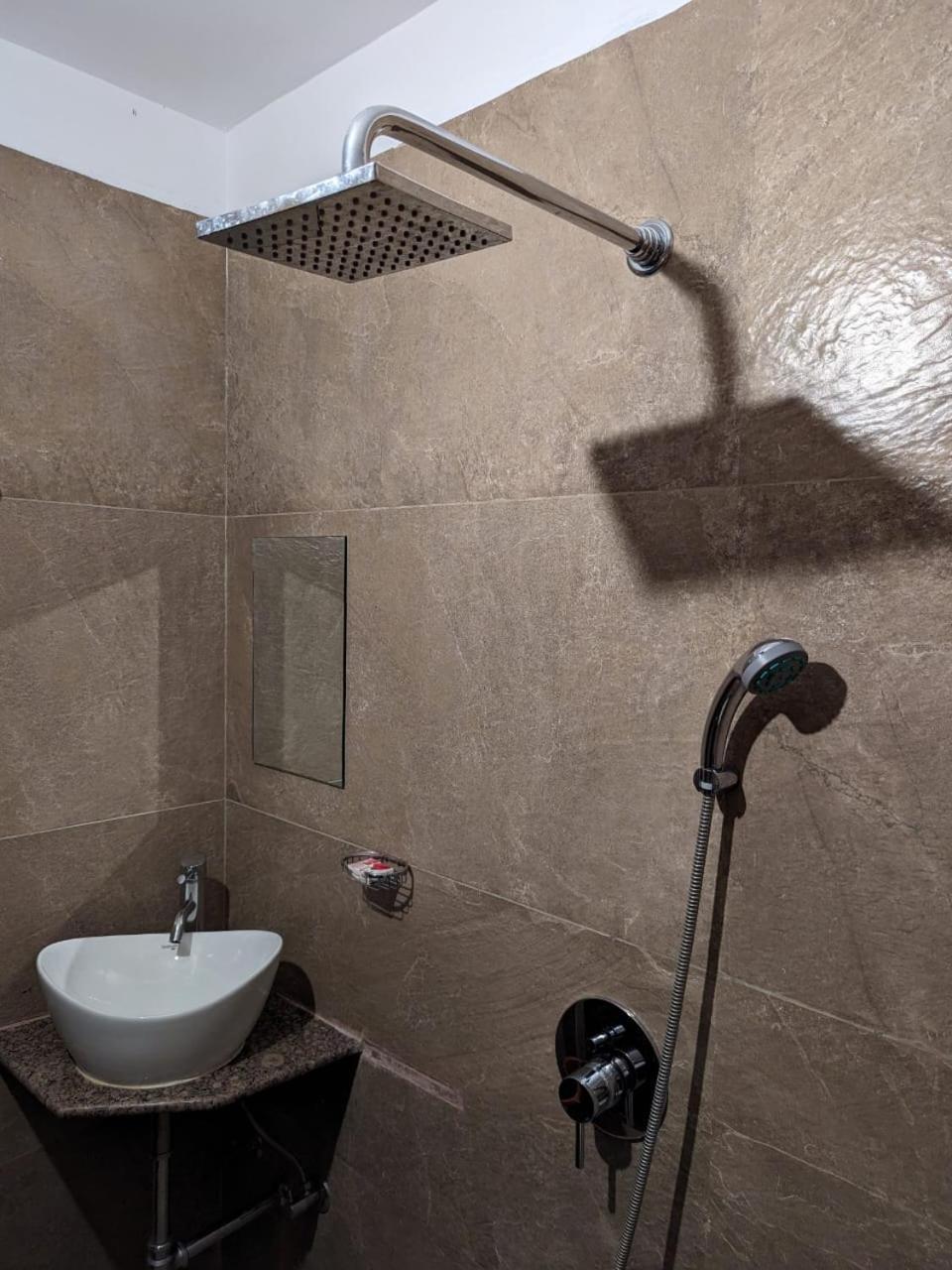 Deluxe Queen Room - Photo 8