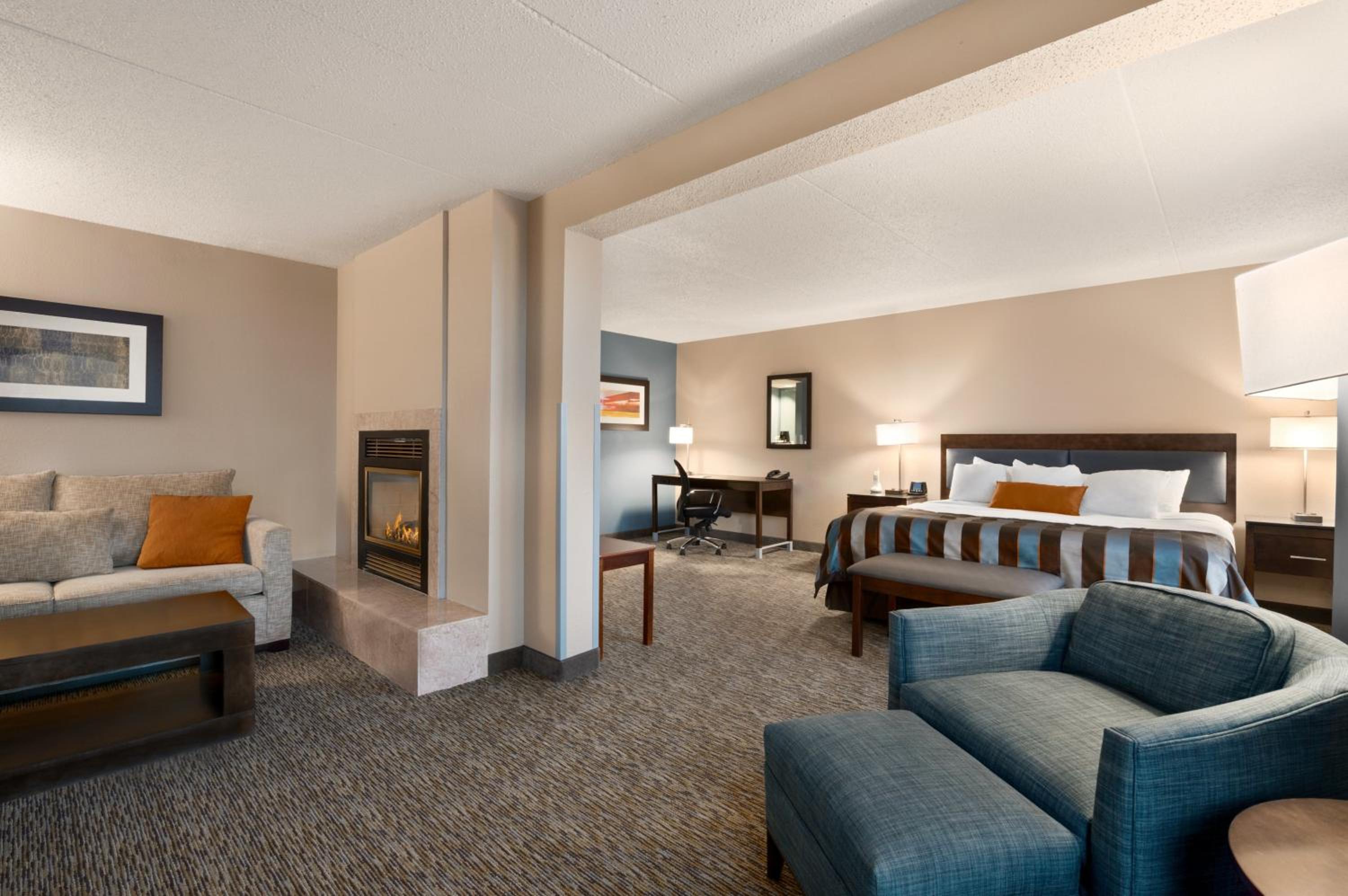 Deluxe King Suite - Non-Smoking - Photo 3