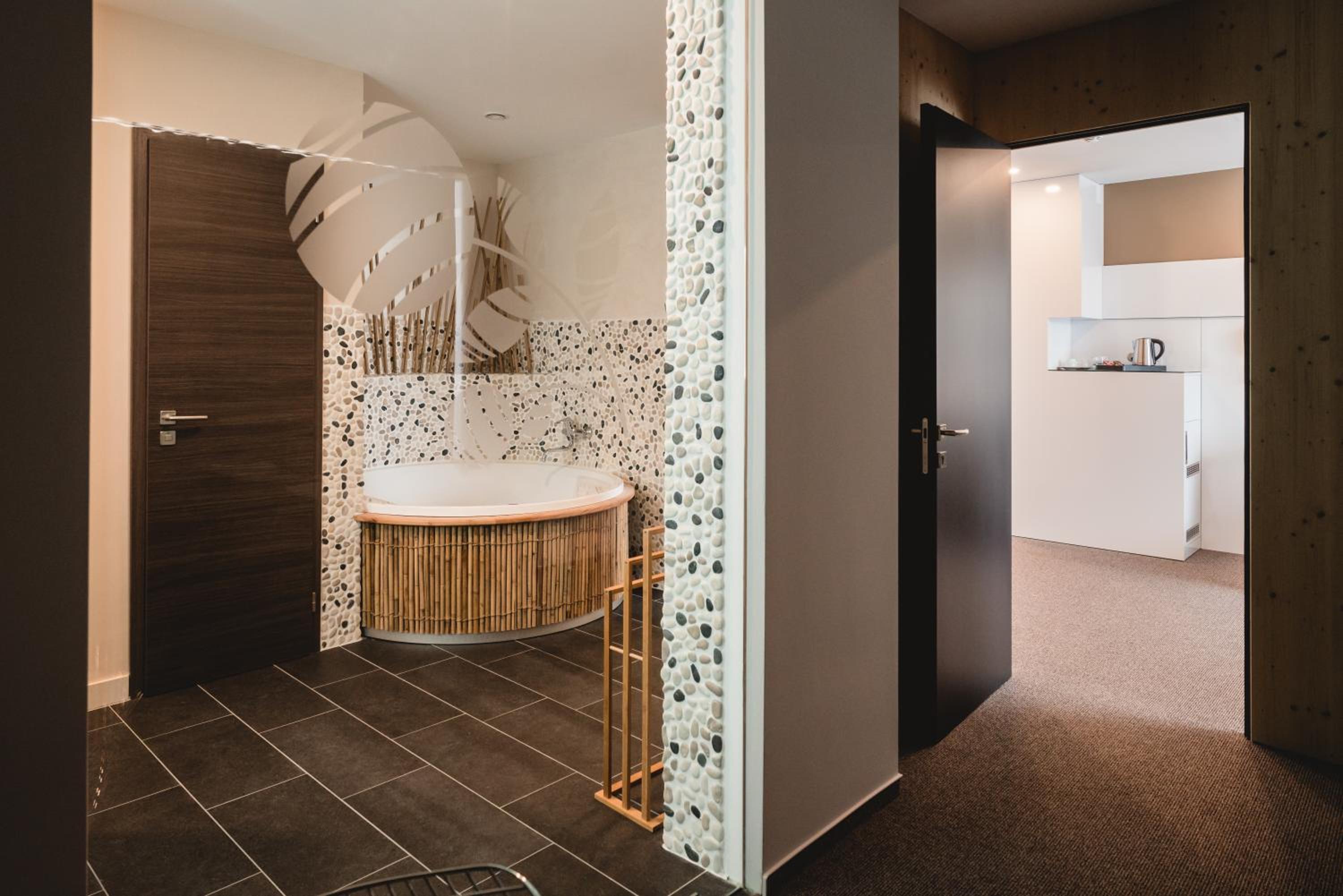 Suite with Hot Tub photo 2