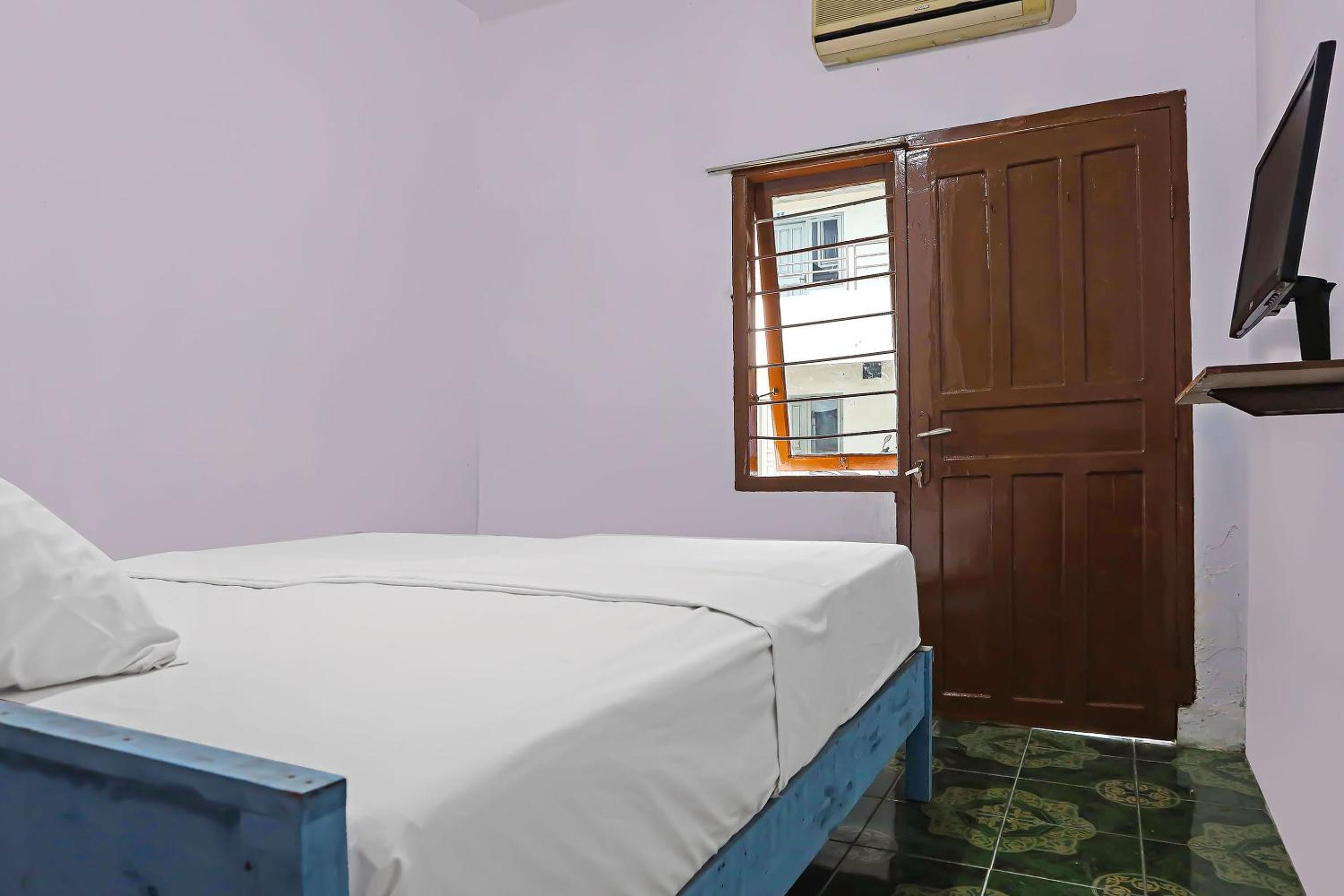 Budget Double Room - Photo 6