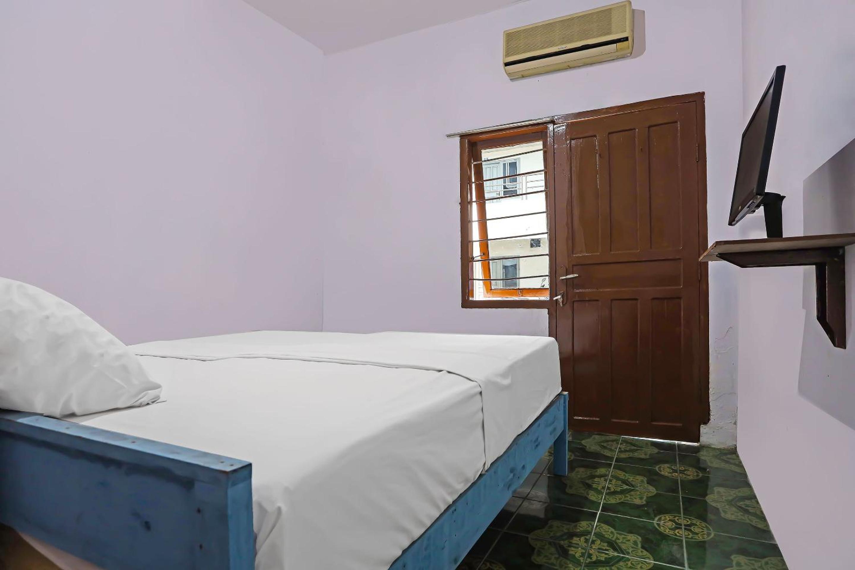 Budget Double Room - Photo 7
