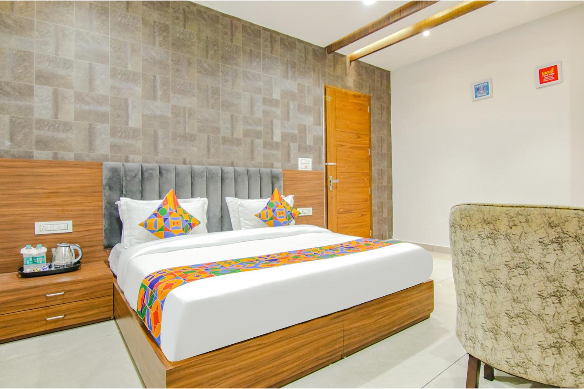 Suite - Photo 1