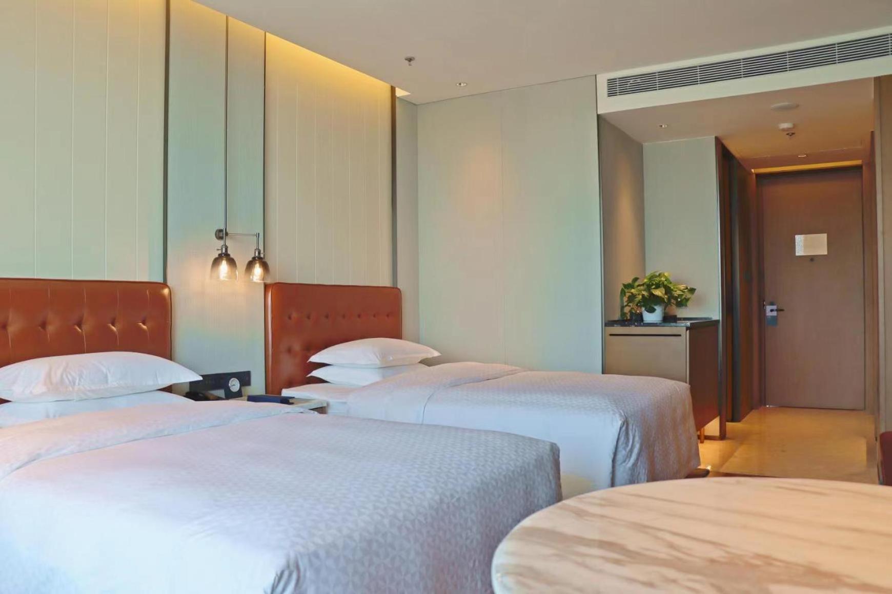 Deluxe Double Room with Two Double Beds, Balcony and Lake View - Photo 2