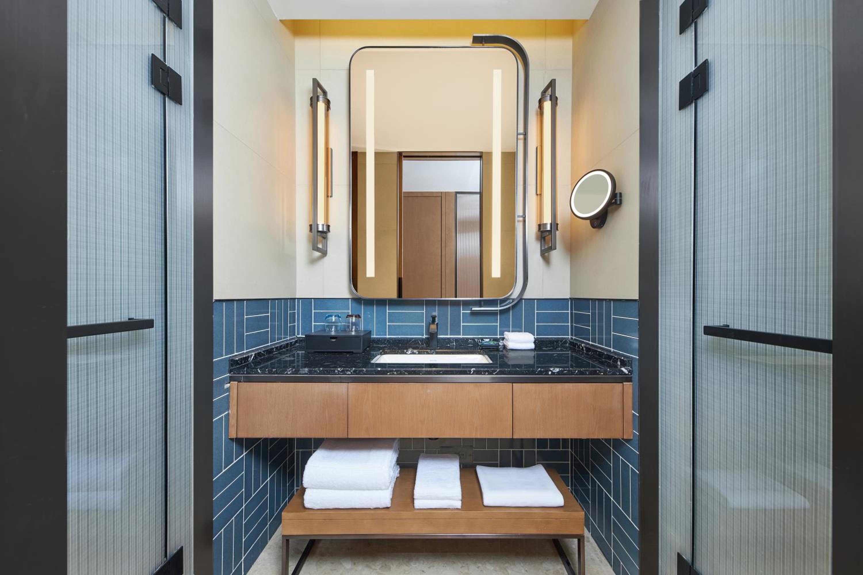 Premier Double Room with Two Double Beds and Balcony - Photo 4