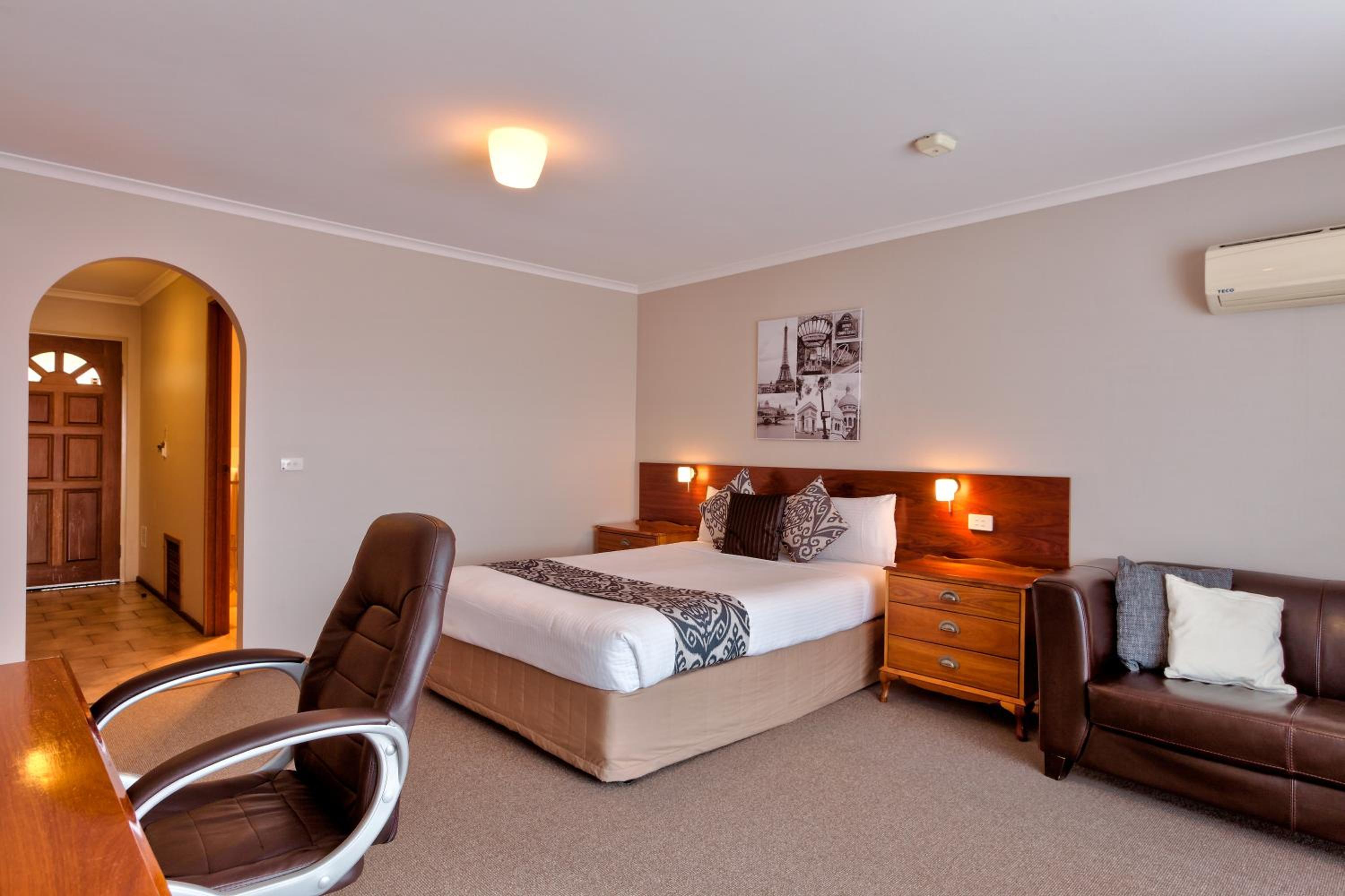 Executive Queen Room with Spa Bath  photo 3