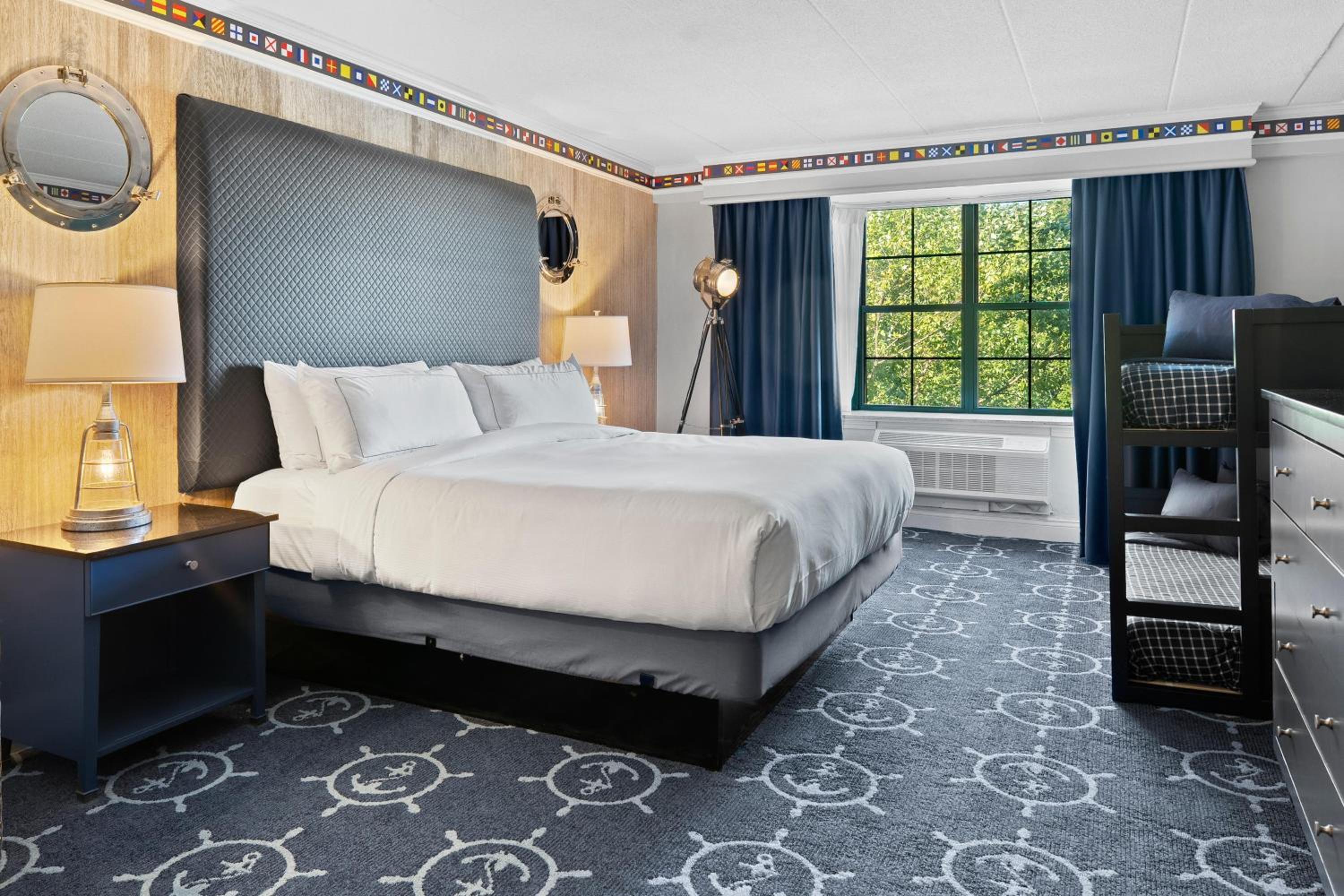 Family Room with One King Bed and One Set of Bunk Beds photo 3