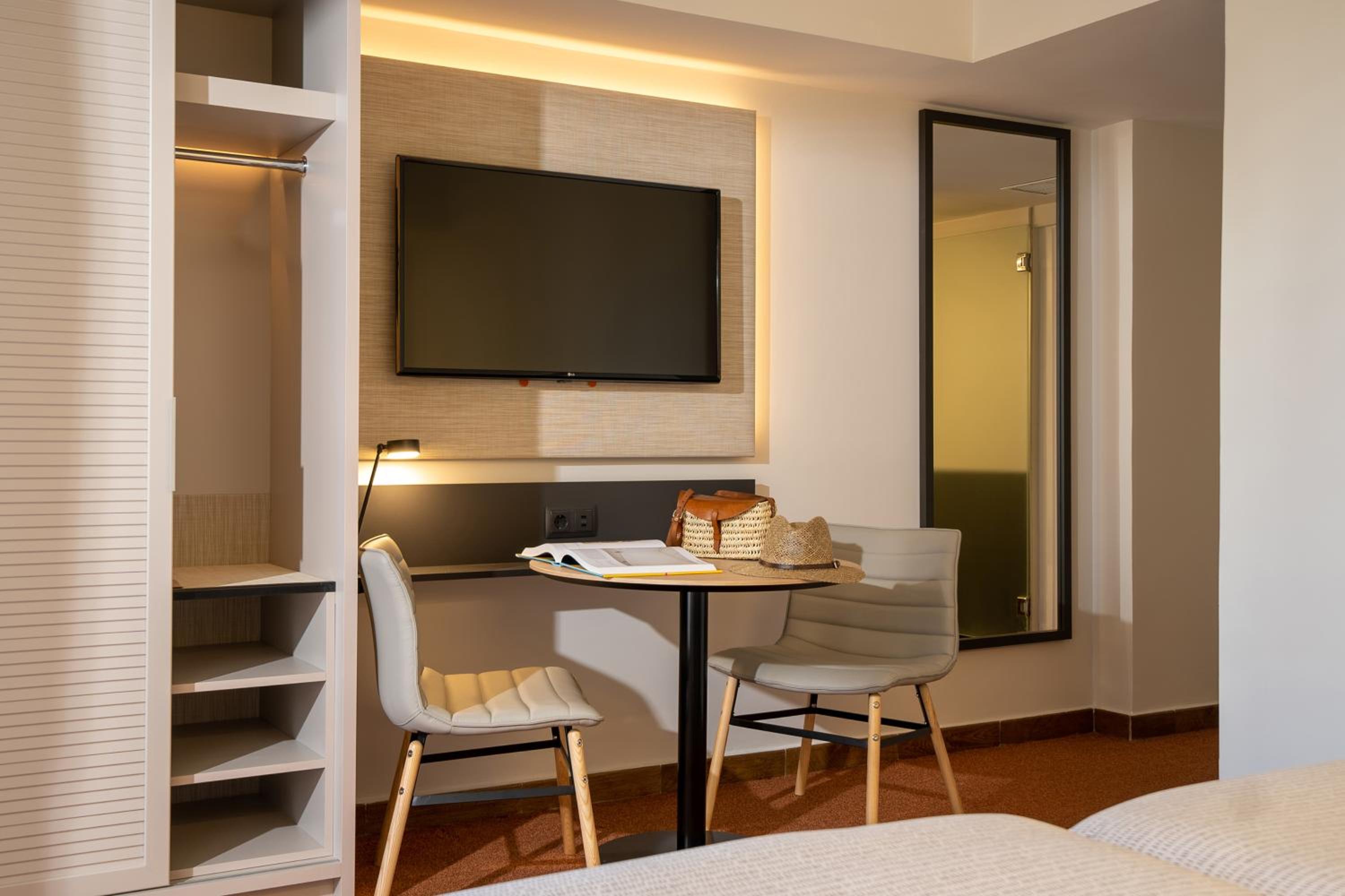 The INNSIDE Room thumbnail 6