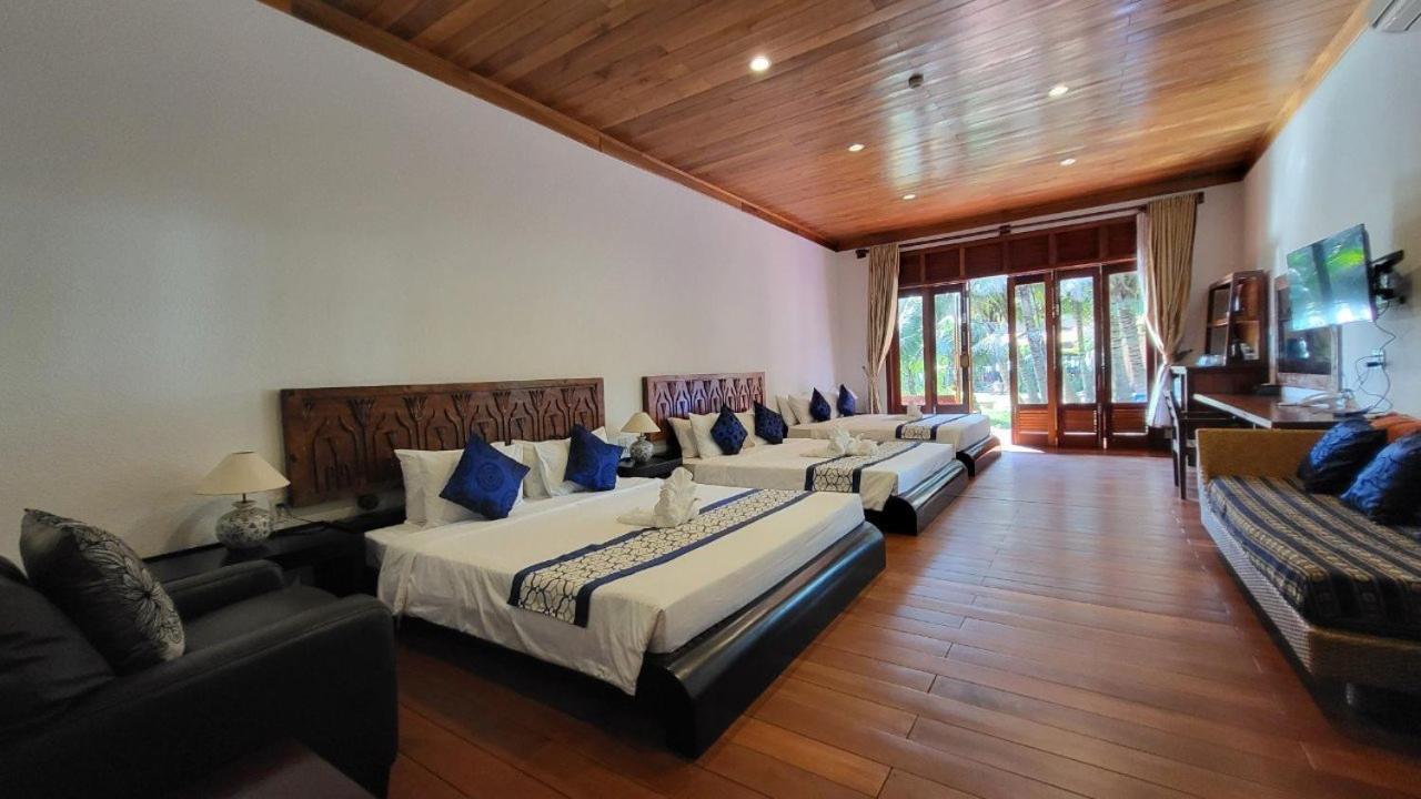 Family Room with Garden View
