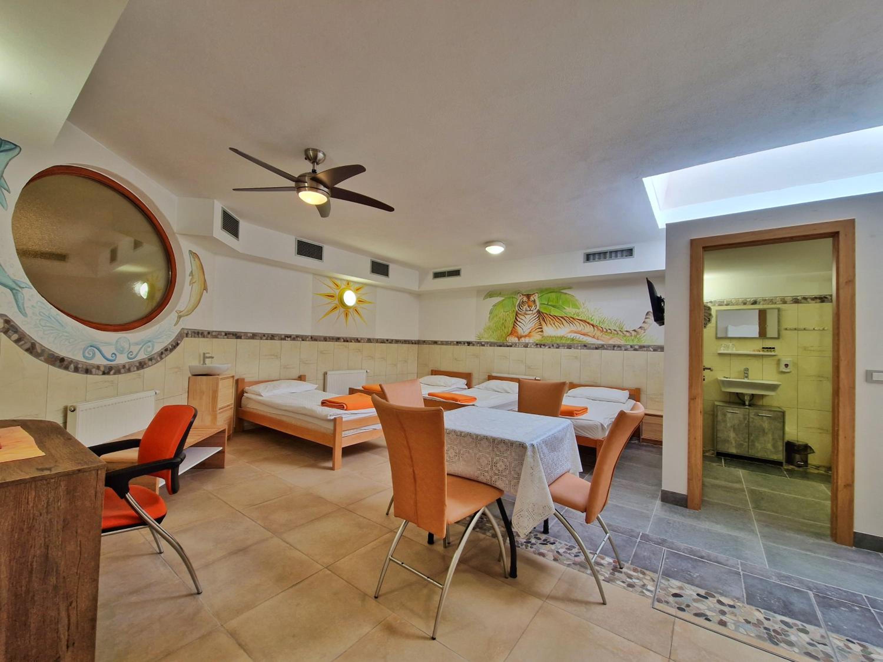 Economy Quadruple Room with Private Bathroom - Basement - Photo 8