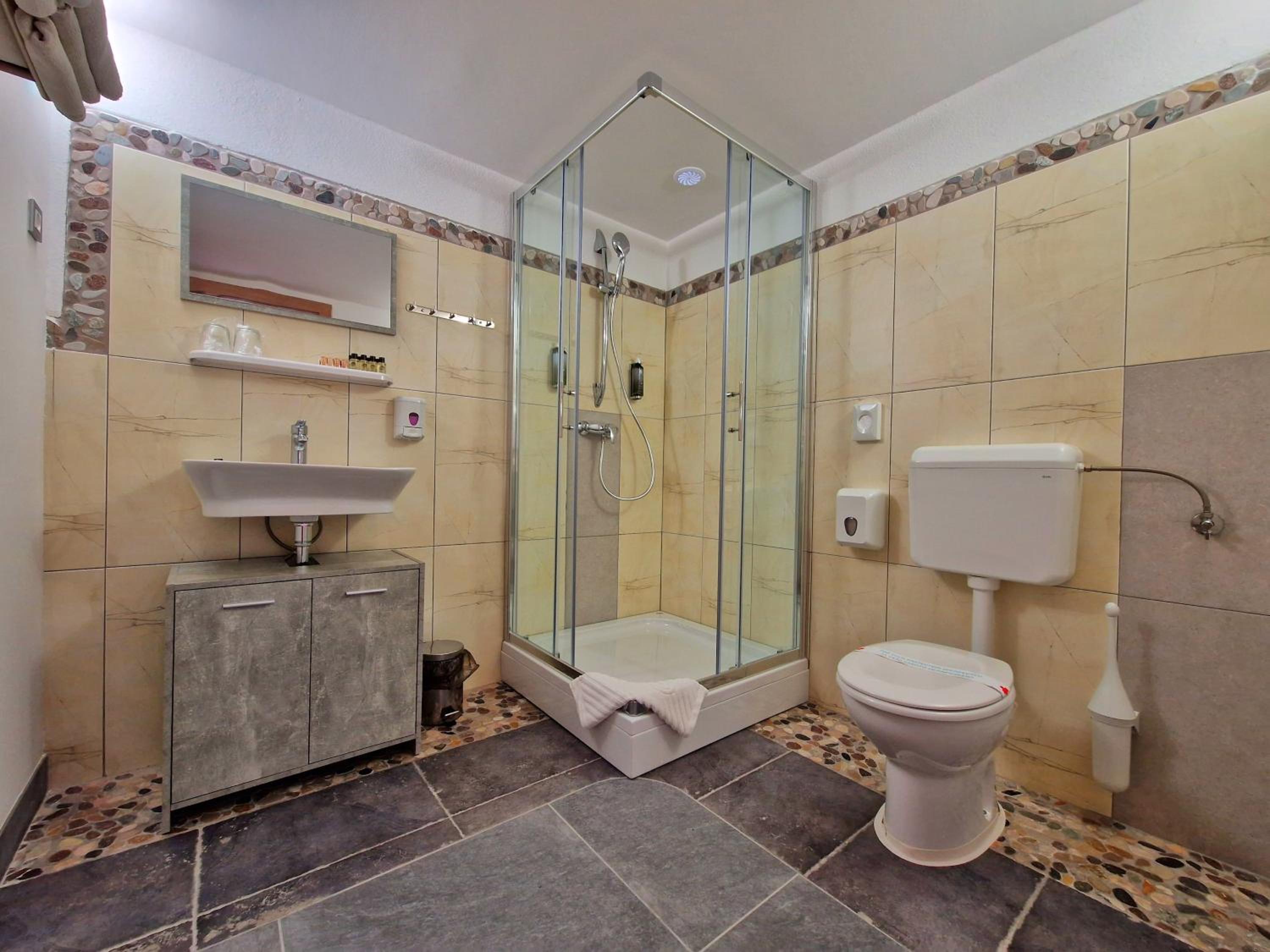 Economy Quadruple Room with Private Bathroom - Basement - Photo 5