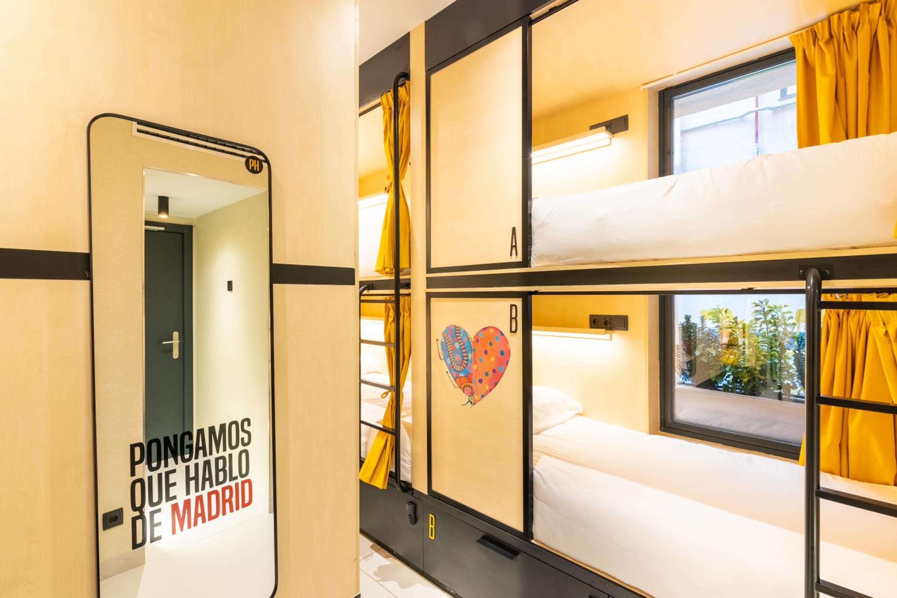 Habitación de 12 camas con baño privado