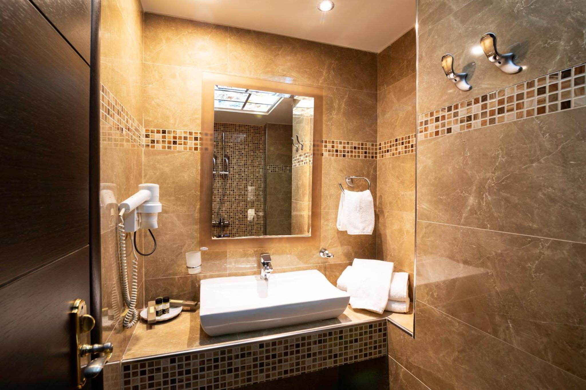 Superior Double Room with Balcony - Photo 2