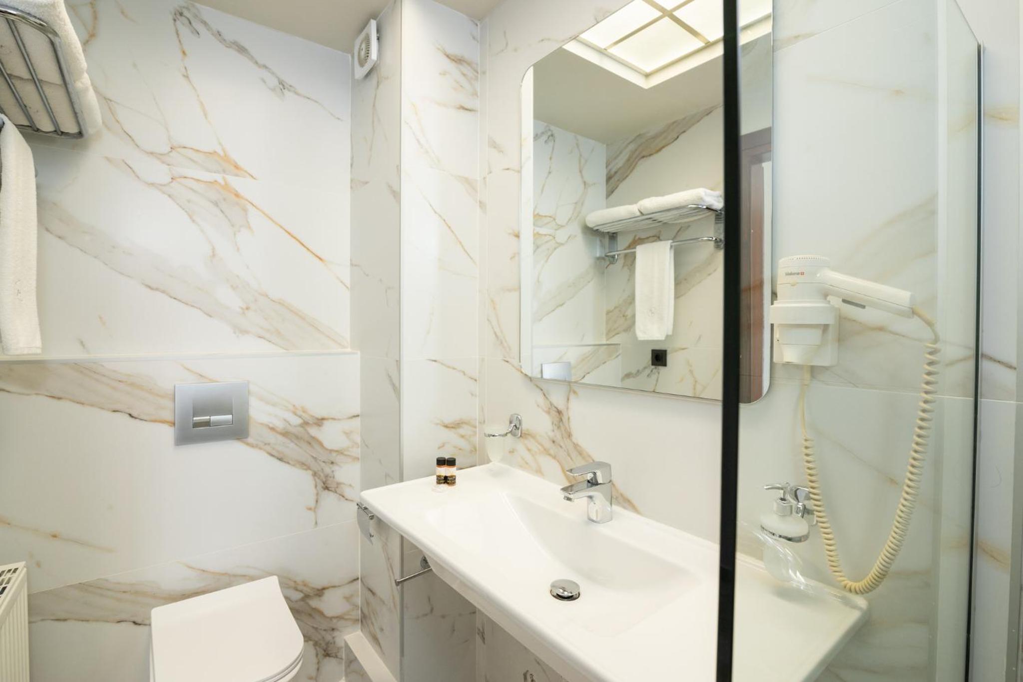 Standard Double or Twin Room with Balcony - Photo 8