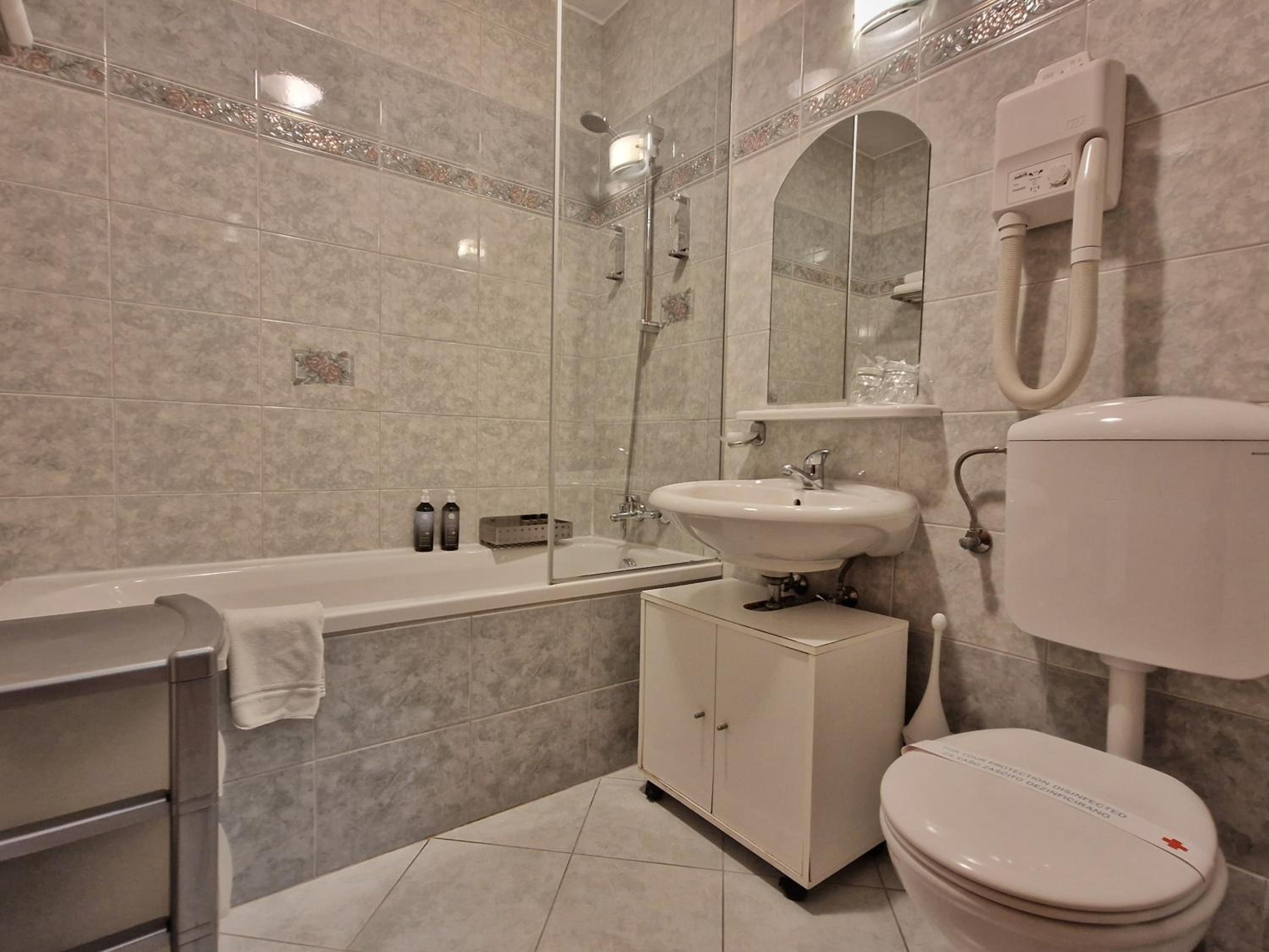 Double Room - Photo 13