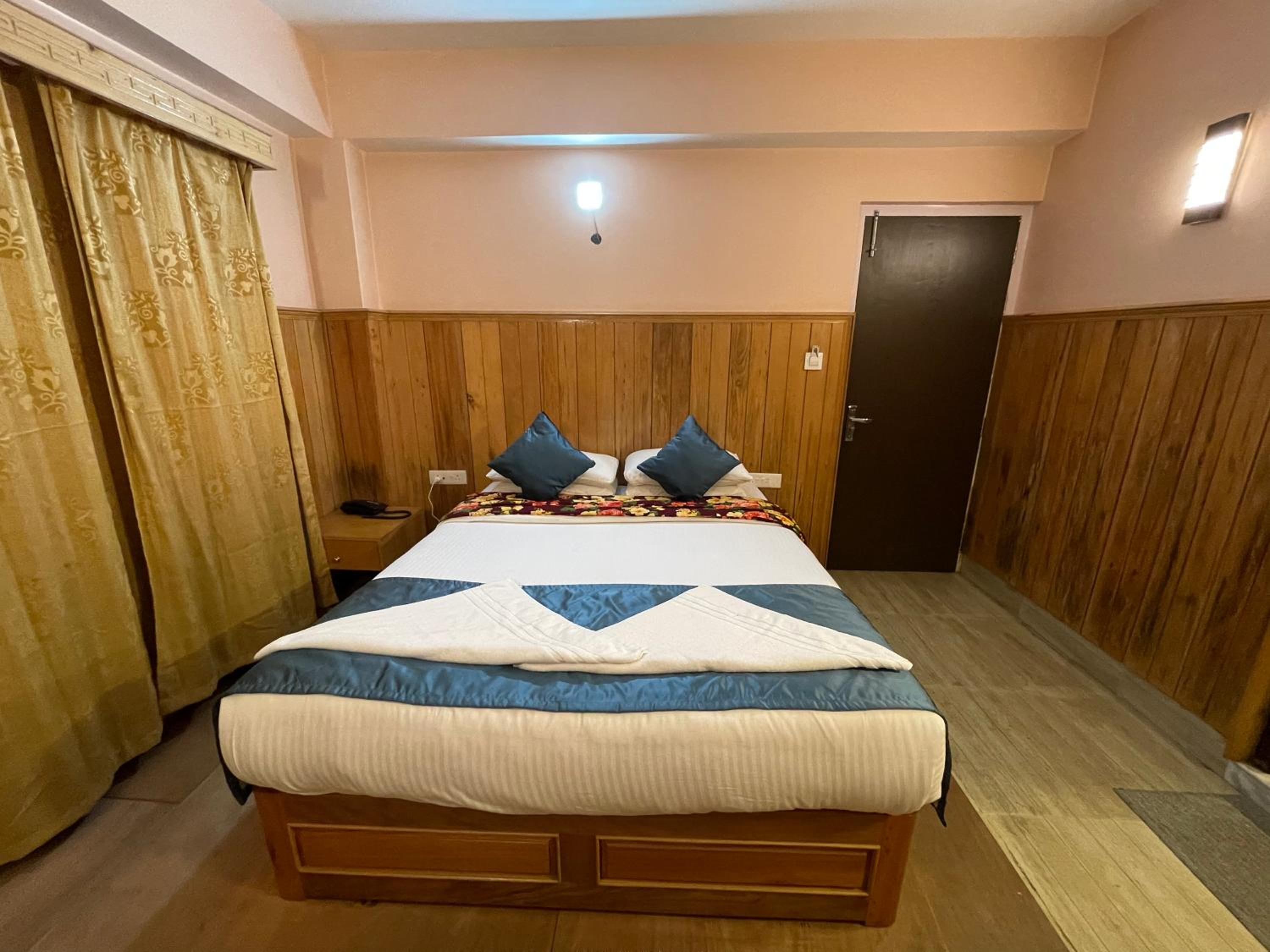 Deluxe Queen Room