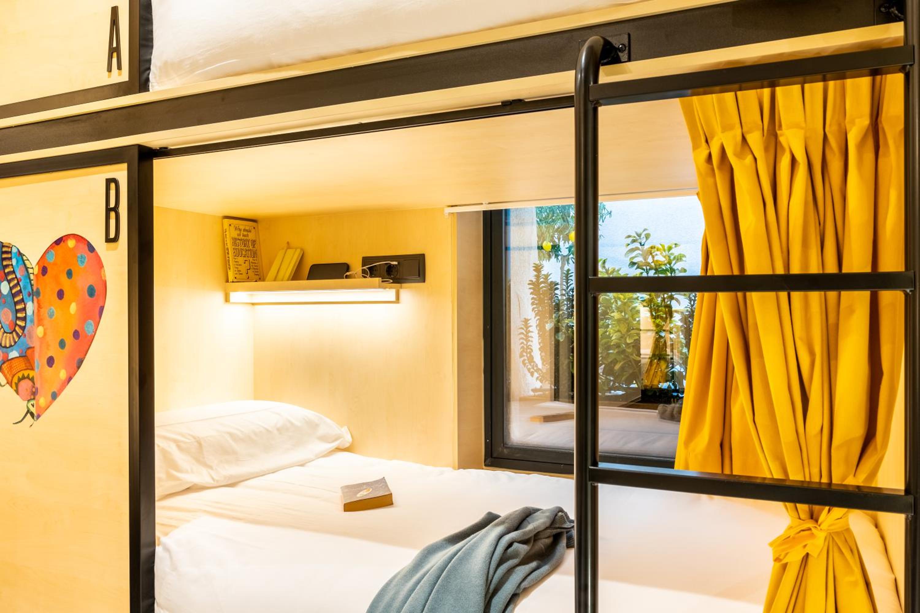 Quadruple Room with Private Bathroom - Photo 3