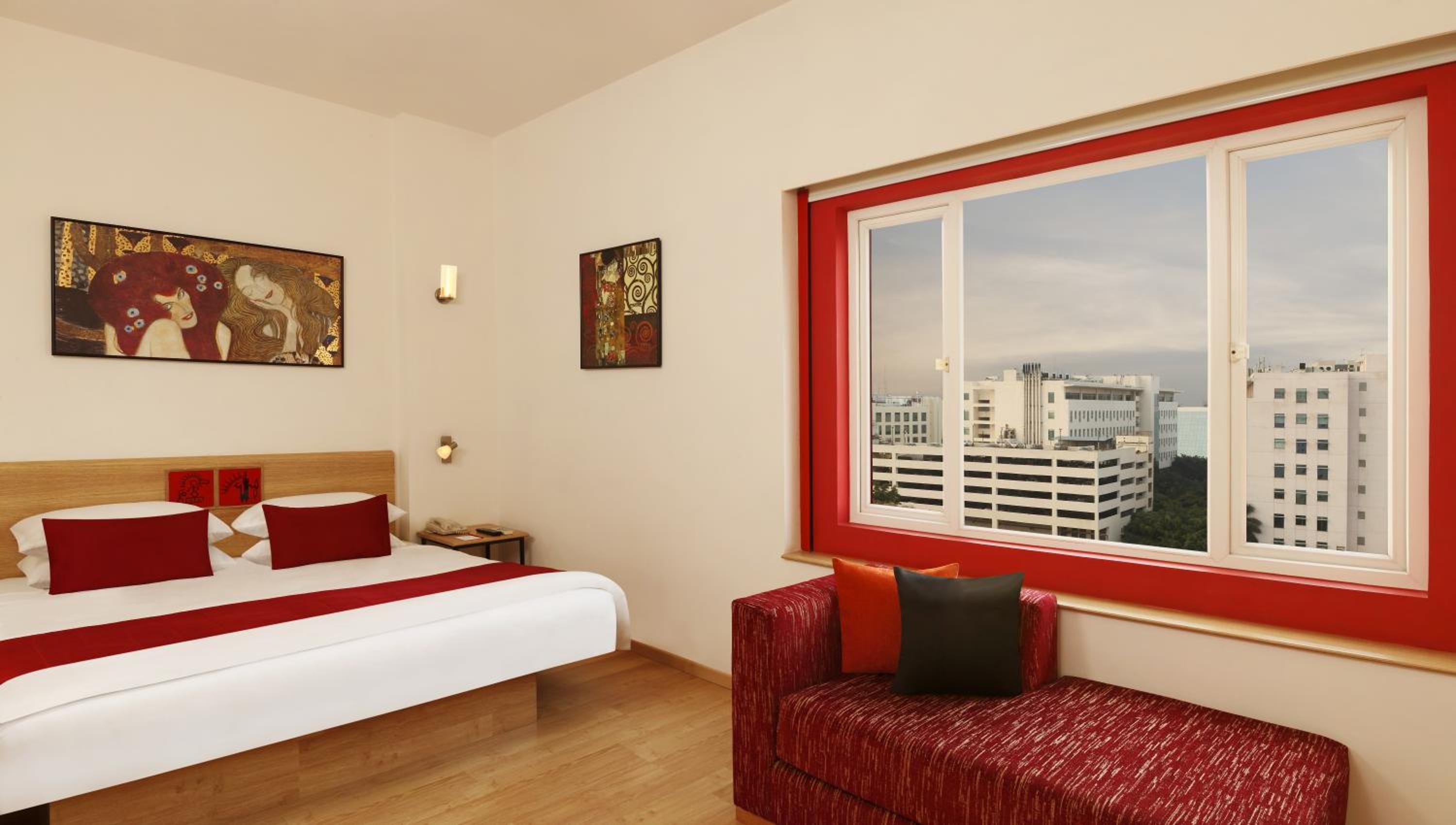 Executive Suite - Photo 2