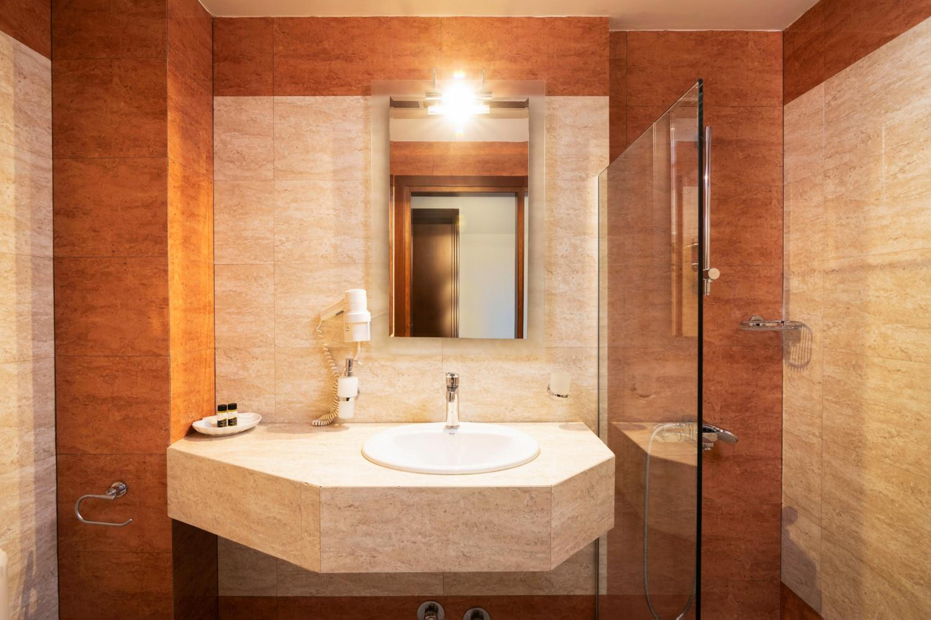 Standard Double or Twin Room with Balcony - Photo 5